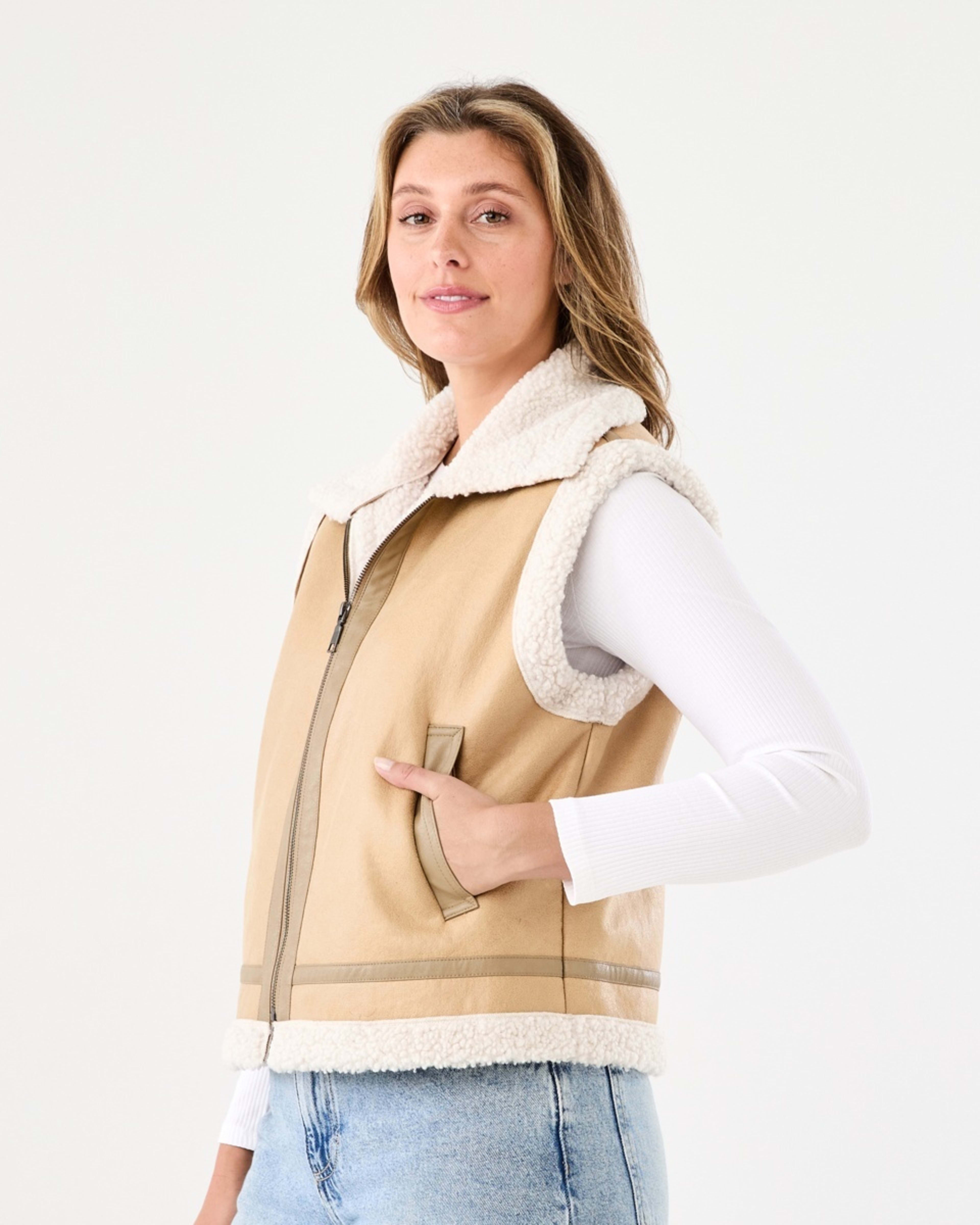 3 Sherpa Vest Dune, 3 of 7