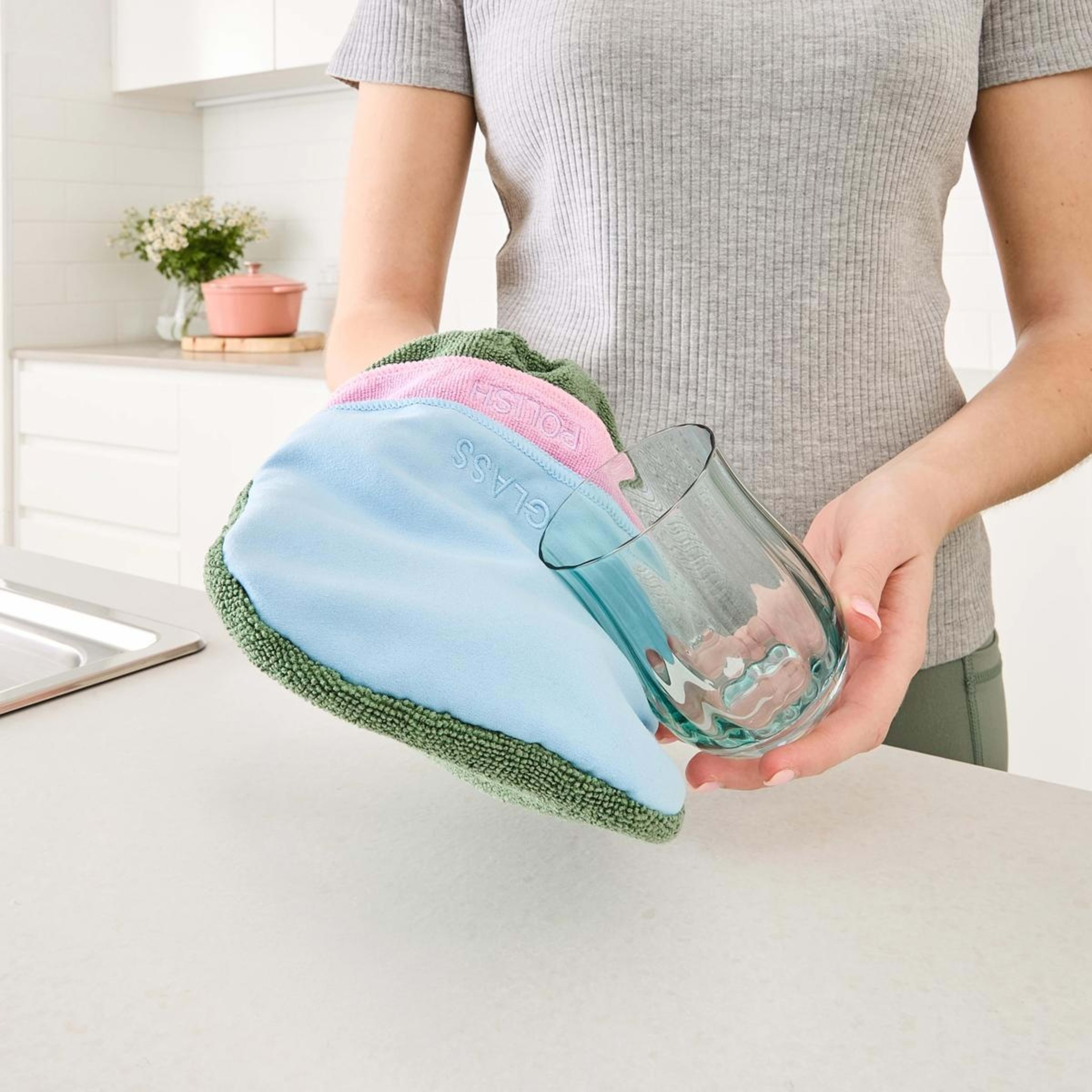 1 3-in-1 Cleaning Gloves