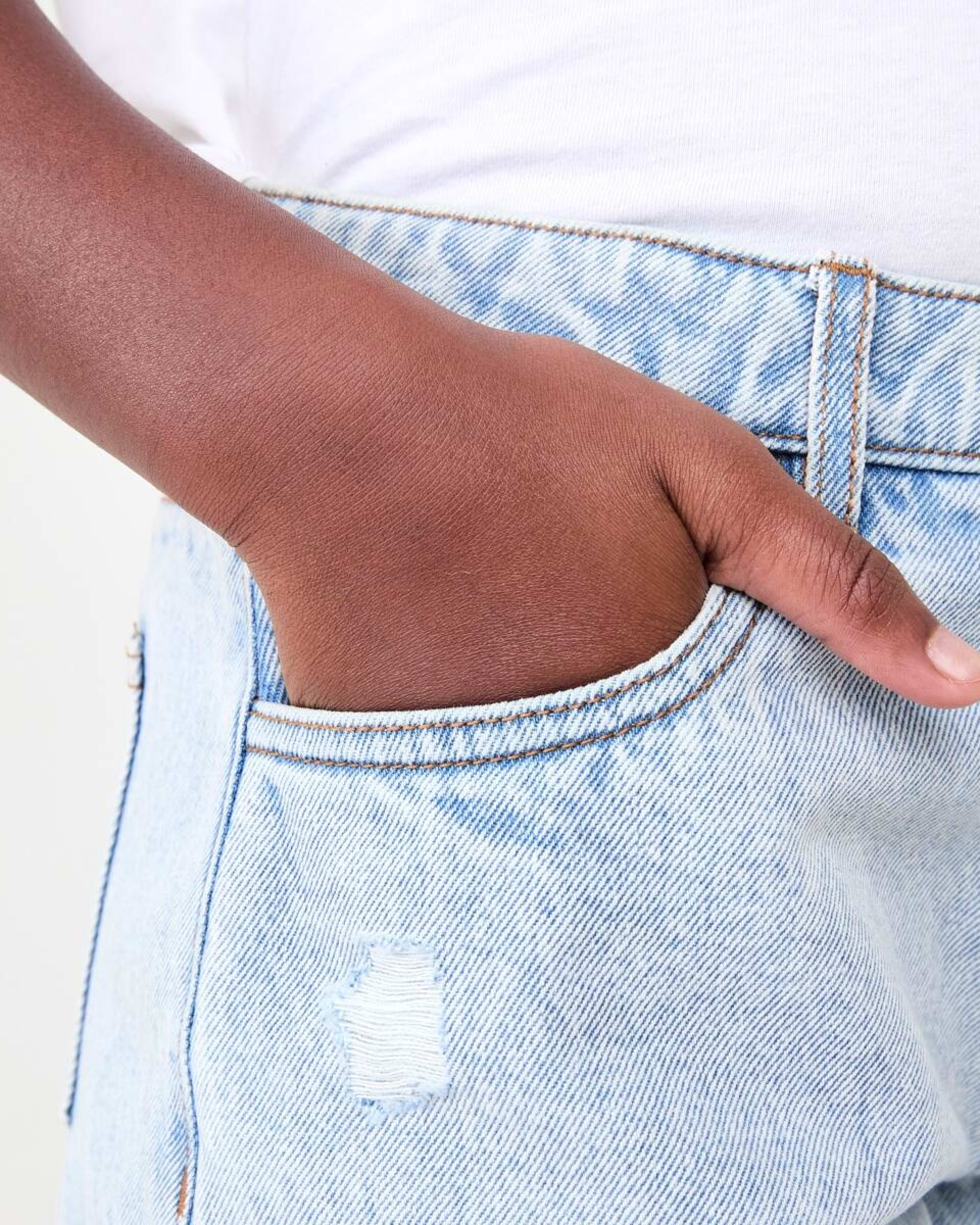 4 Relaxed Denim Shorts with Frayed Hem LIGHT WASH, 4 of 7