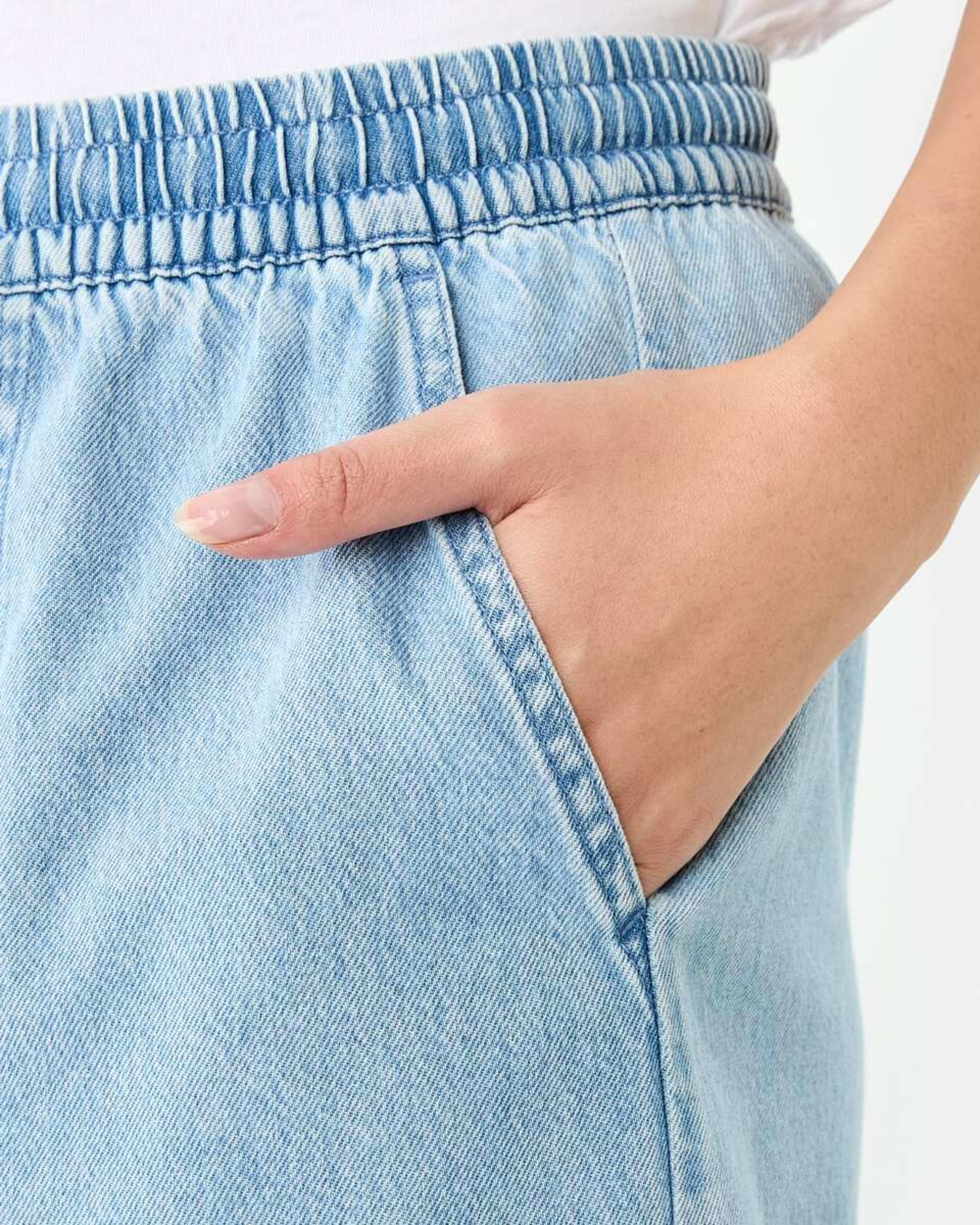 6 Patch Pocket Denim Shorts LIGHT DENIM WASH, 6 of 8