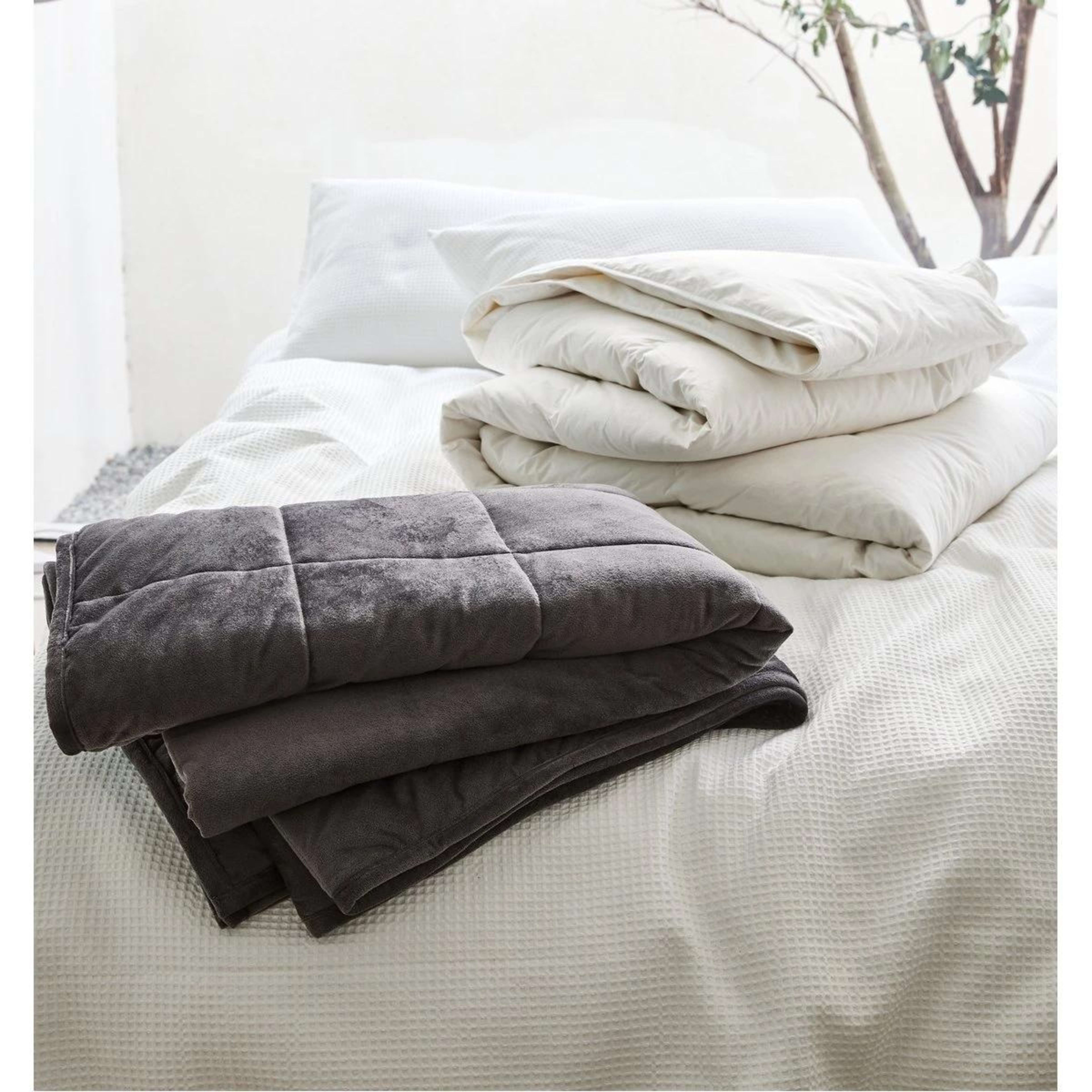4 Medium Warmth Feather and Down Quilt - Queen Bed, White, 4 of 4