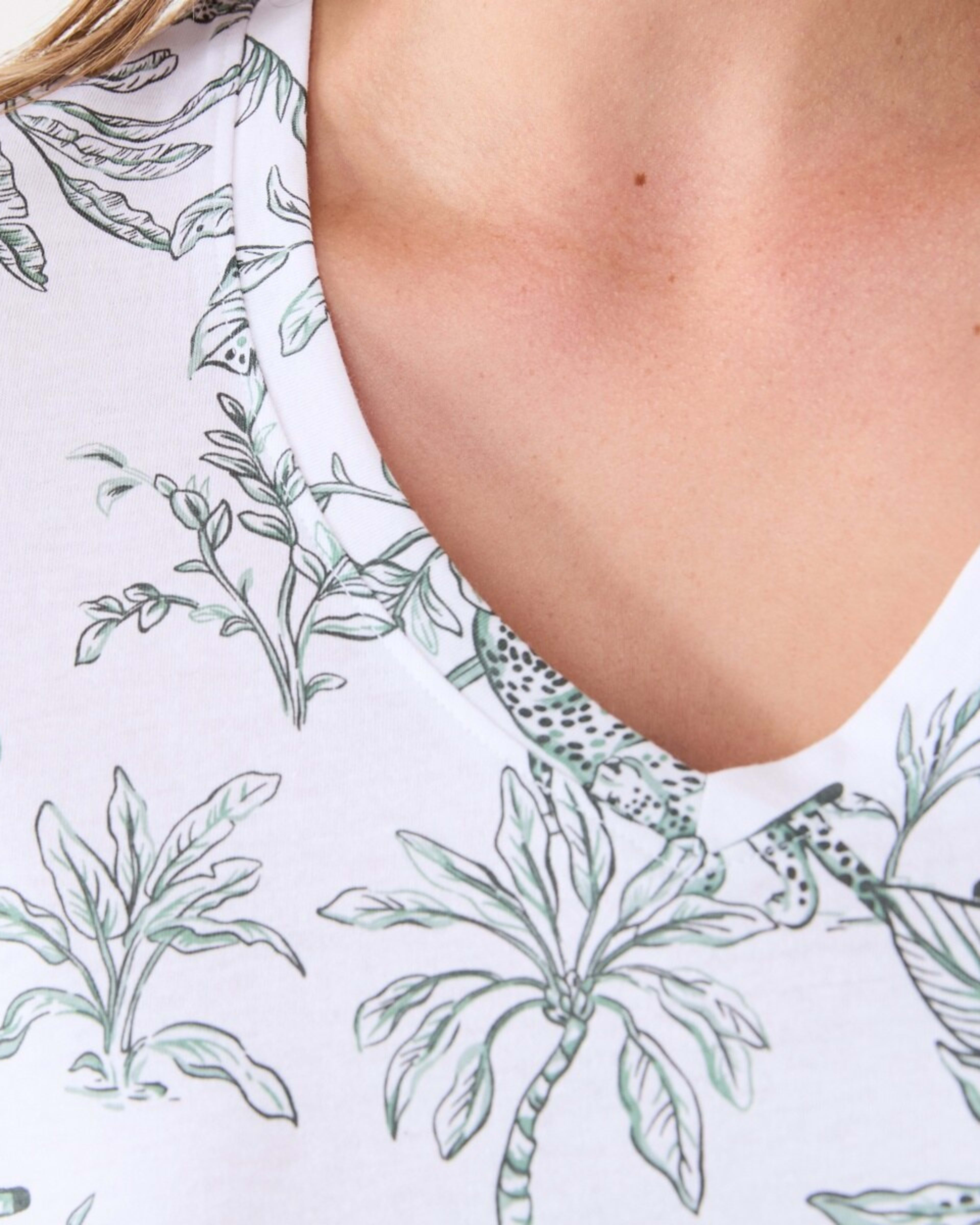 5 Short Sleeve V-Neck Nightie LEOPARDS WHITE, 5 of 5