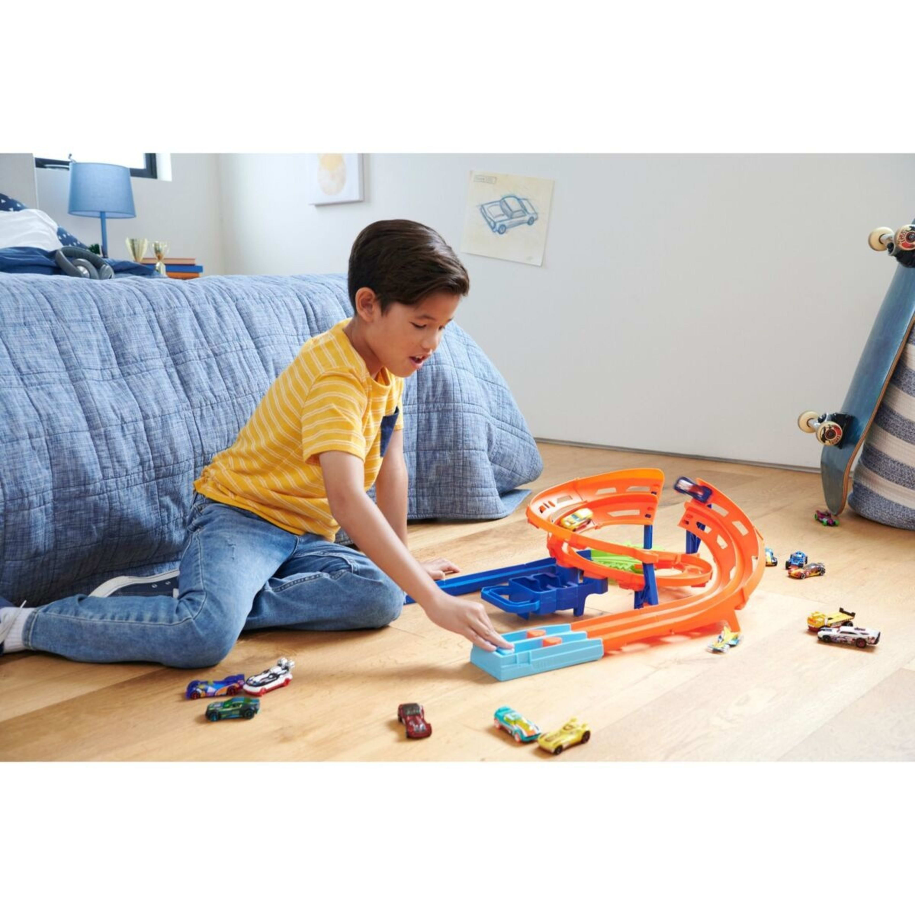 4 Hot Wheels Whip Around Raceway Playset, 4 of 5