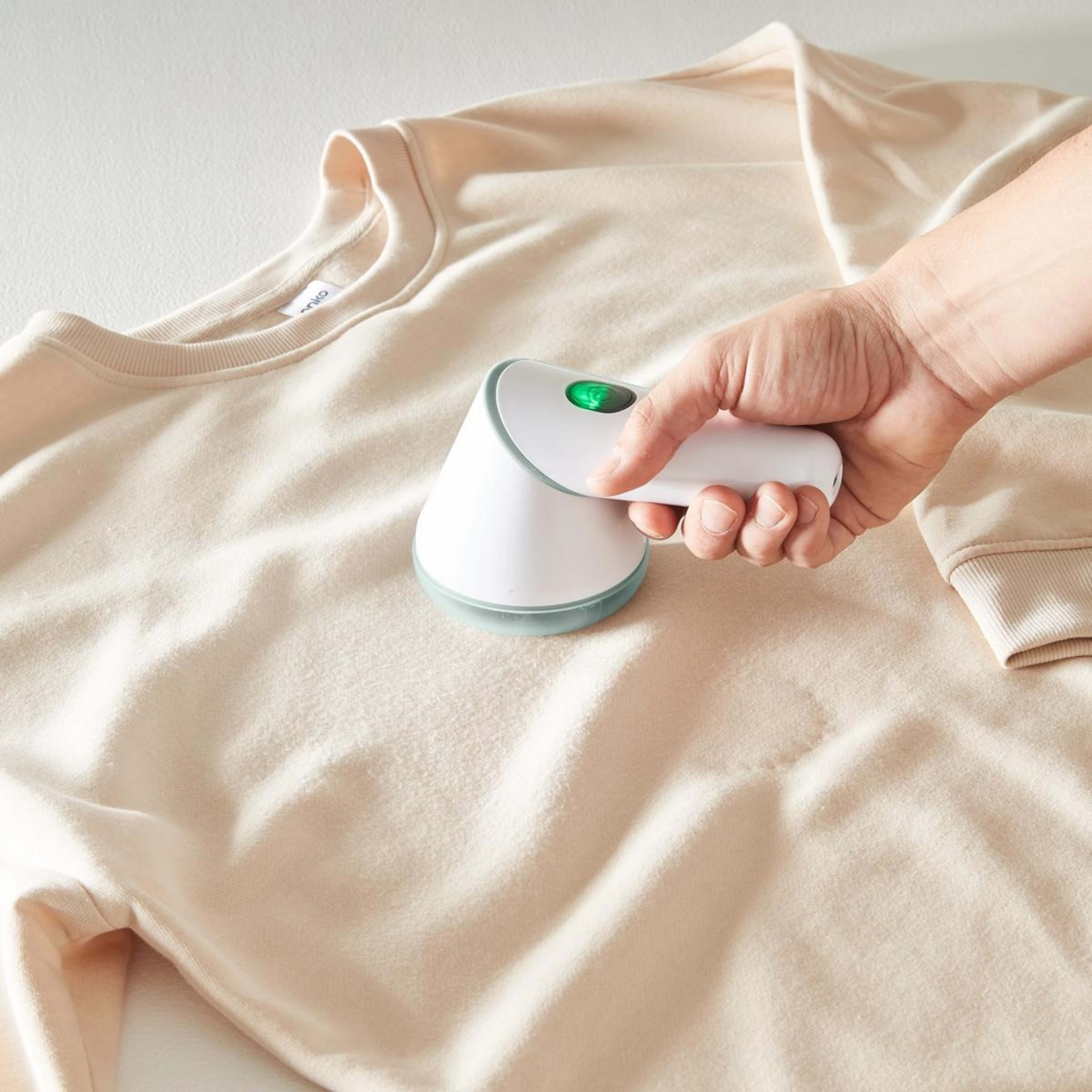 1 Rechargeable Fabric Shaver, 1 of 10