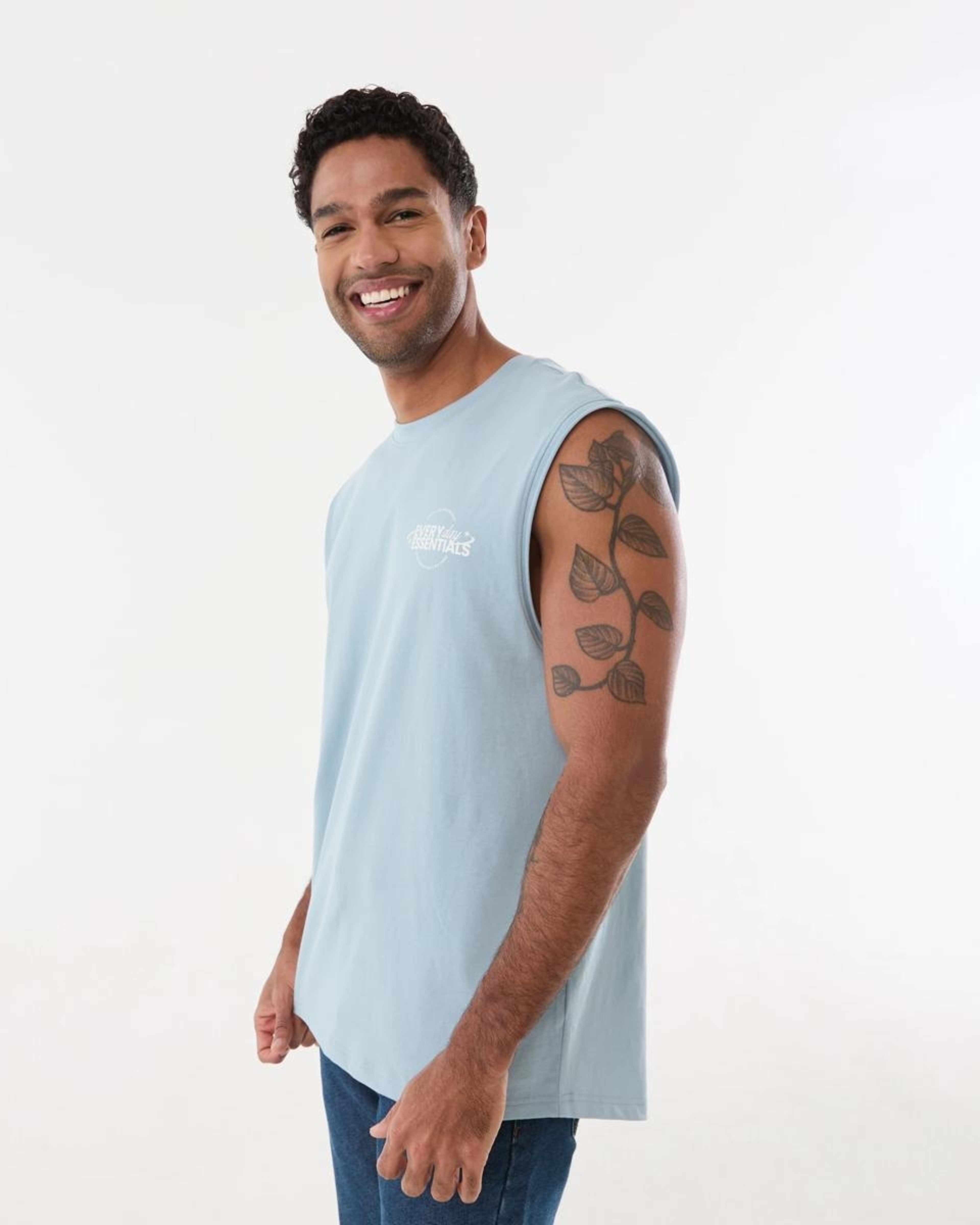 2 Graphic Curved Hem Muscle EVERYDAY ESSENTIAL, 2 of 6