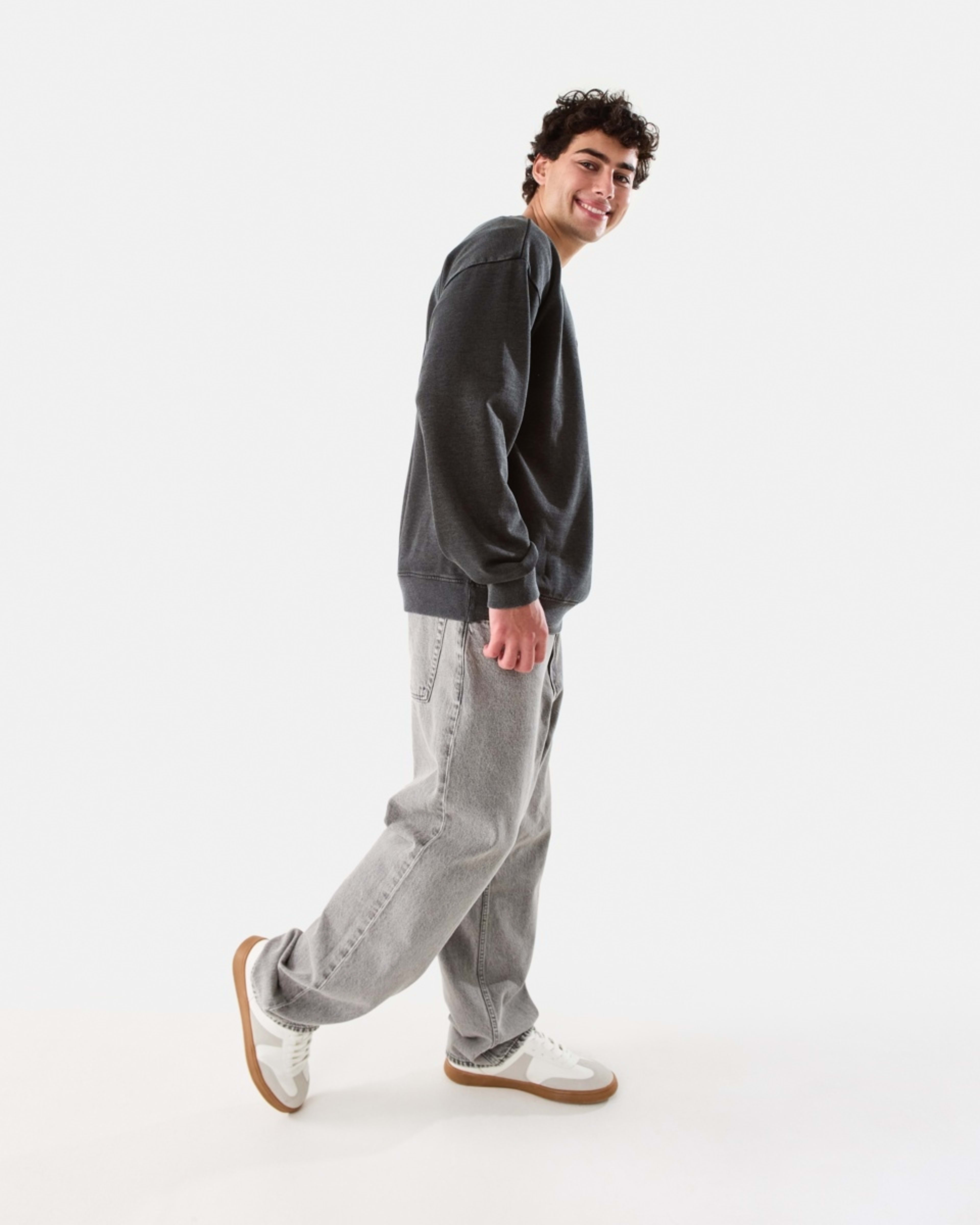 3 Oversized Crew Neck Sweatshirt Black, 3 of 10