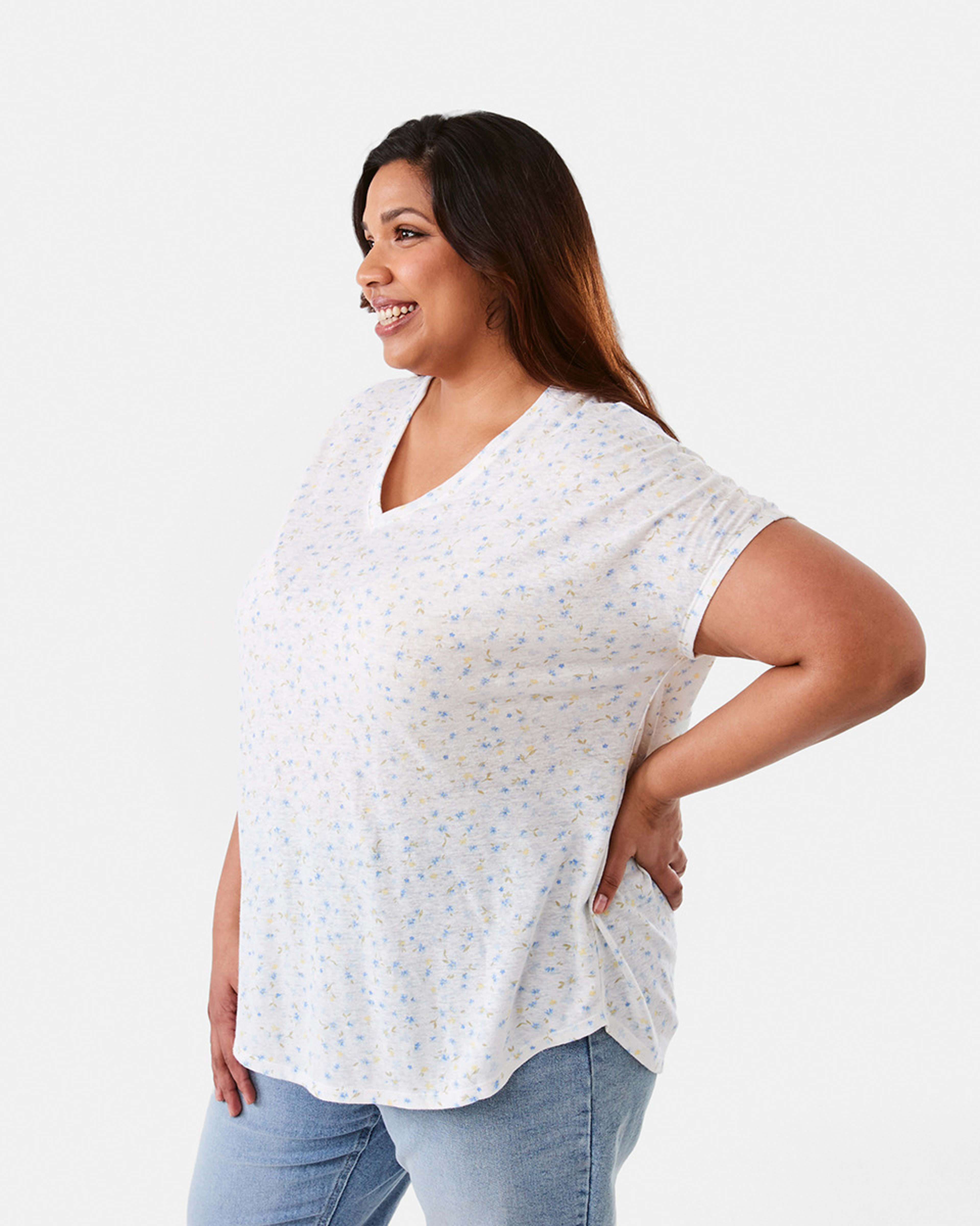 2 Curve Short Sleeve Print V-neck T-shirt Ditsy Snow White Curve, 2 of 6