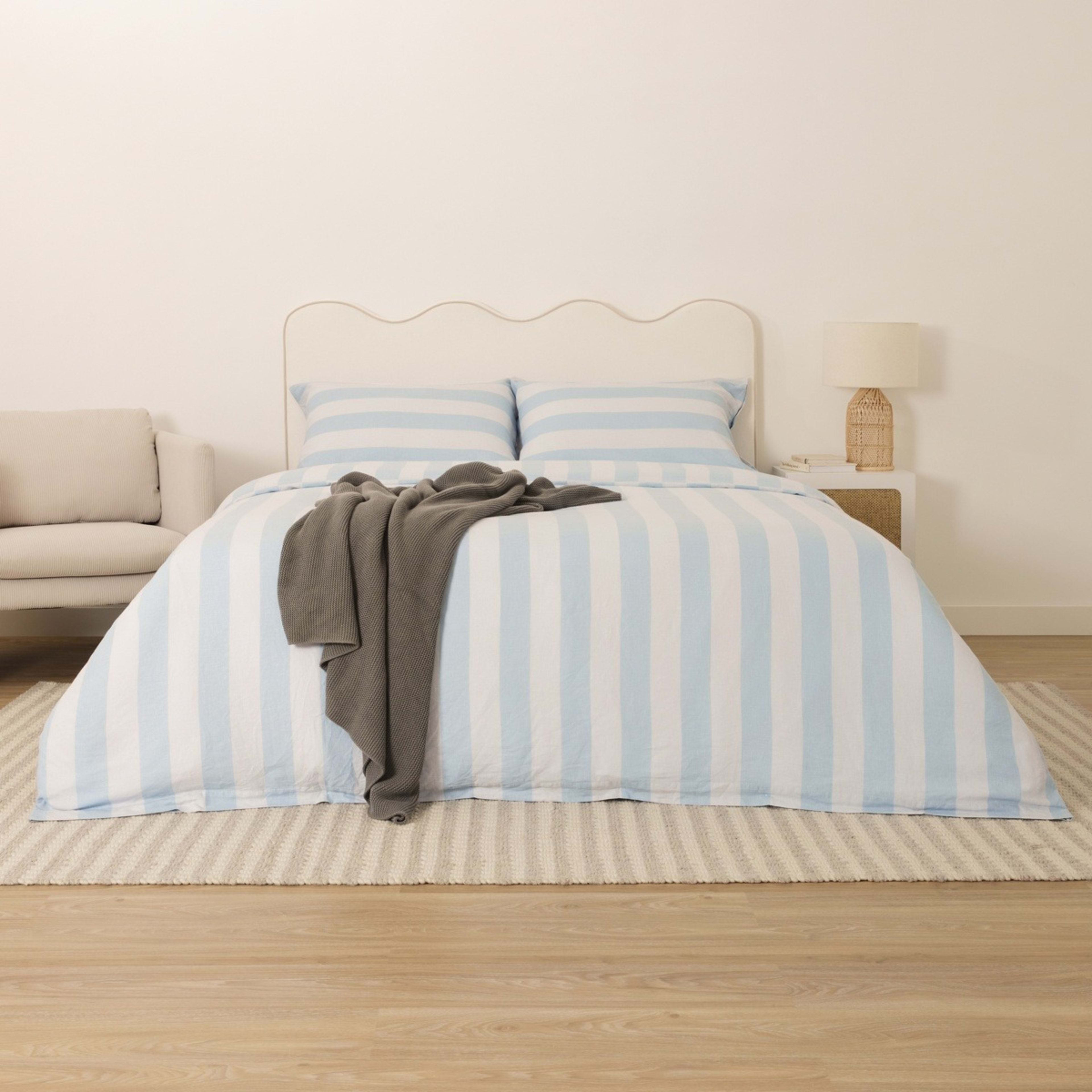1 Queen Bed Wavy Bedhead