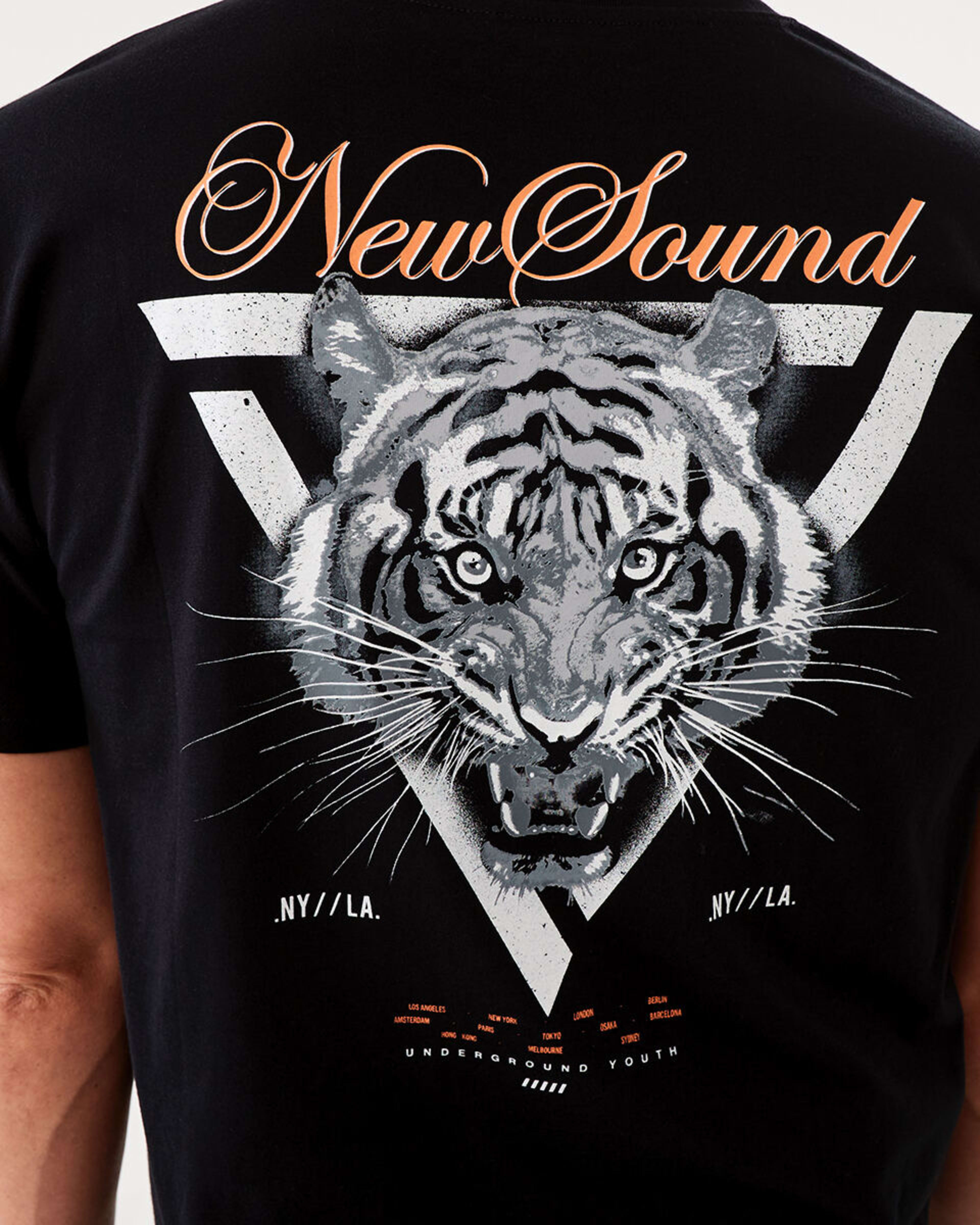 6 Curved Hem Graphic T-shirt Black, 6 of 6