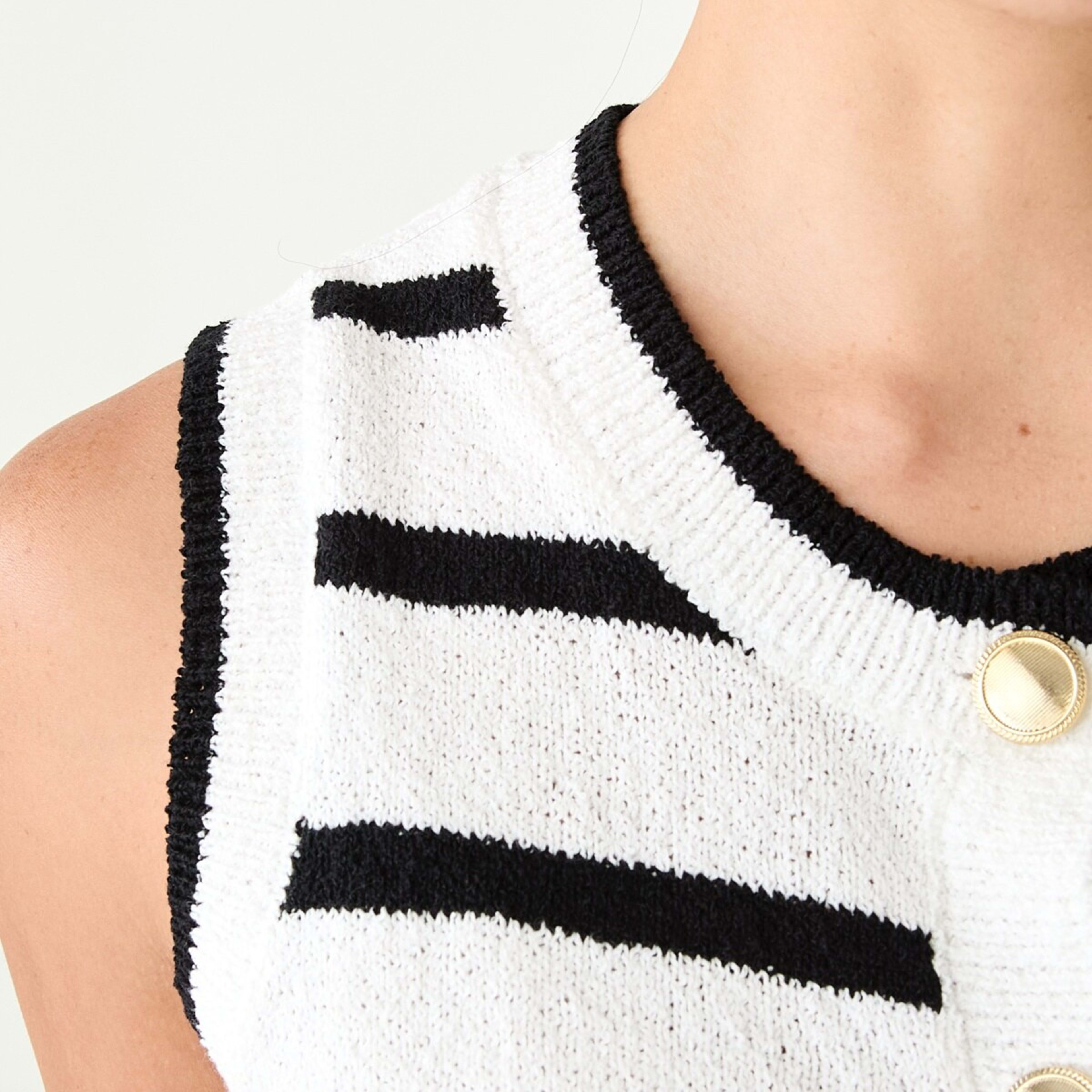 7 Contrast Button Vest Blck Strp, 7 of 8