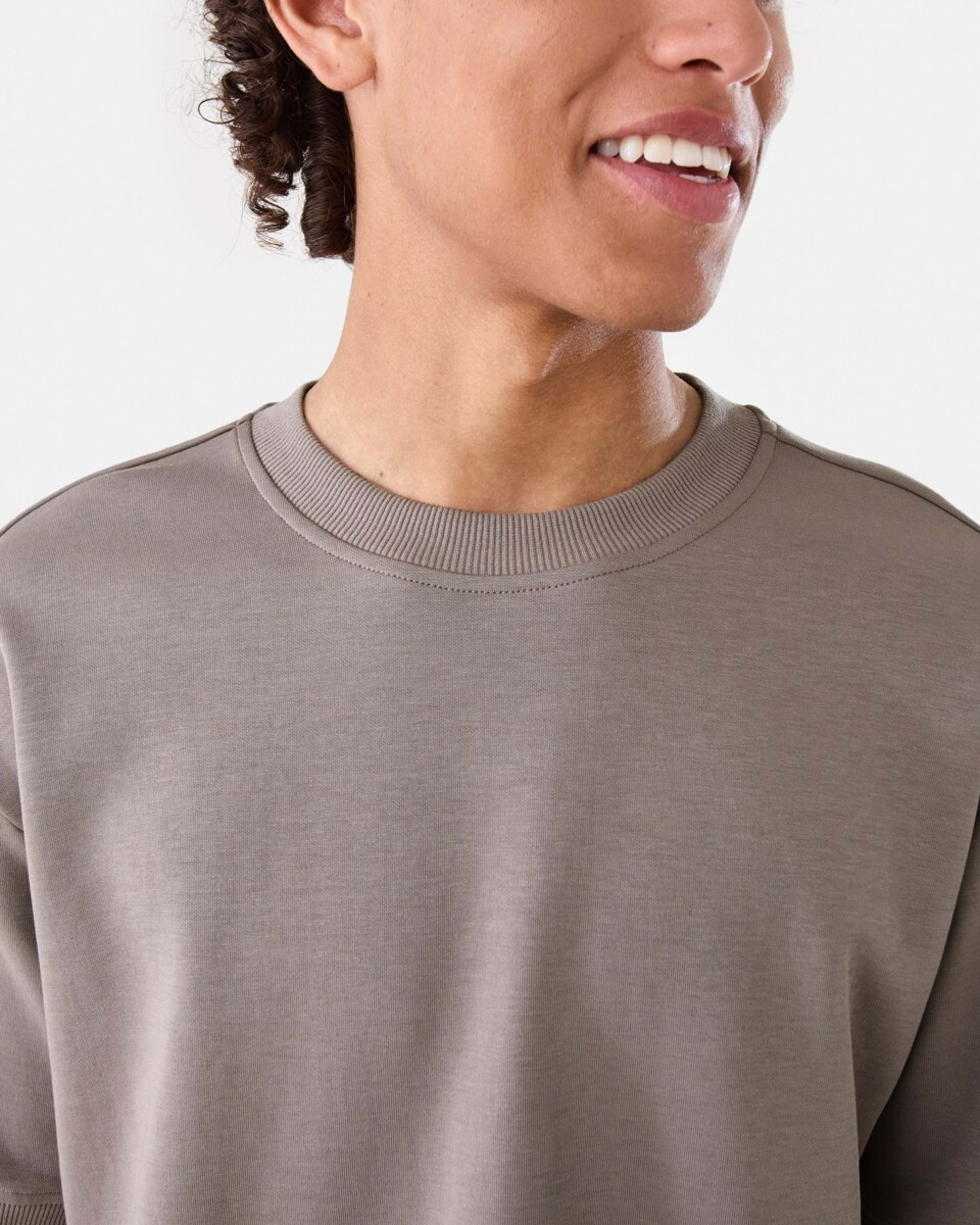 6 Oversized Interlock T-shirt DRIFT BROWN, 6 of 7