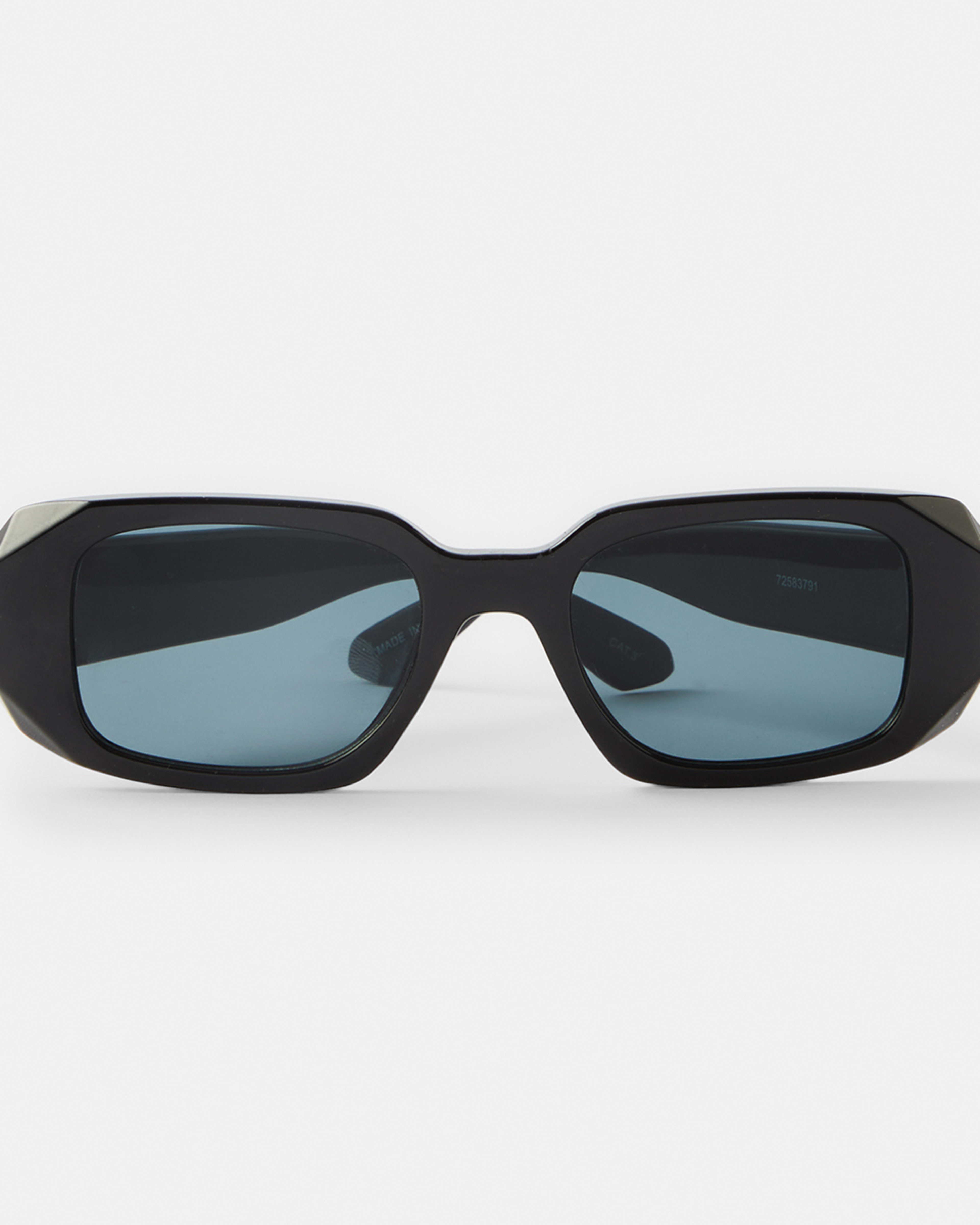 1 Geo Sunglasses Black
