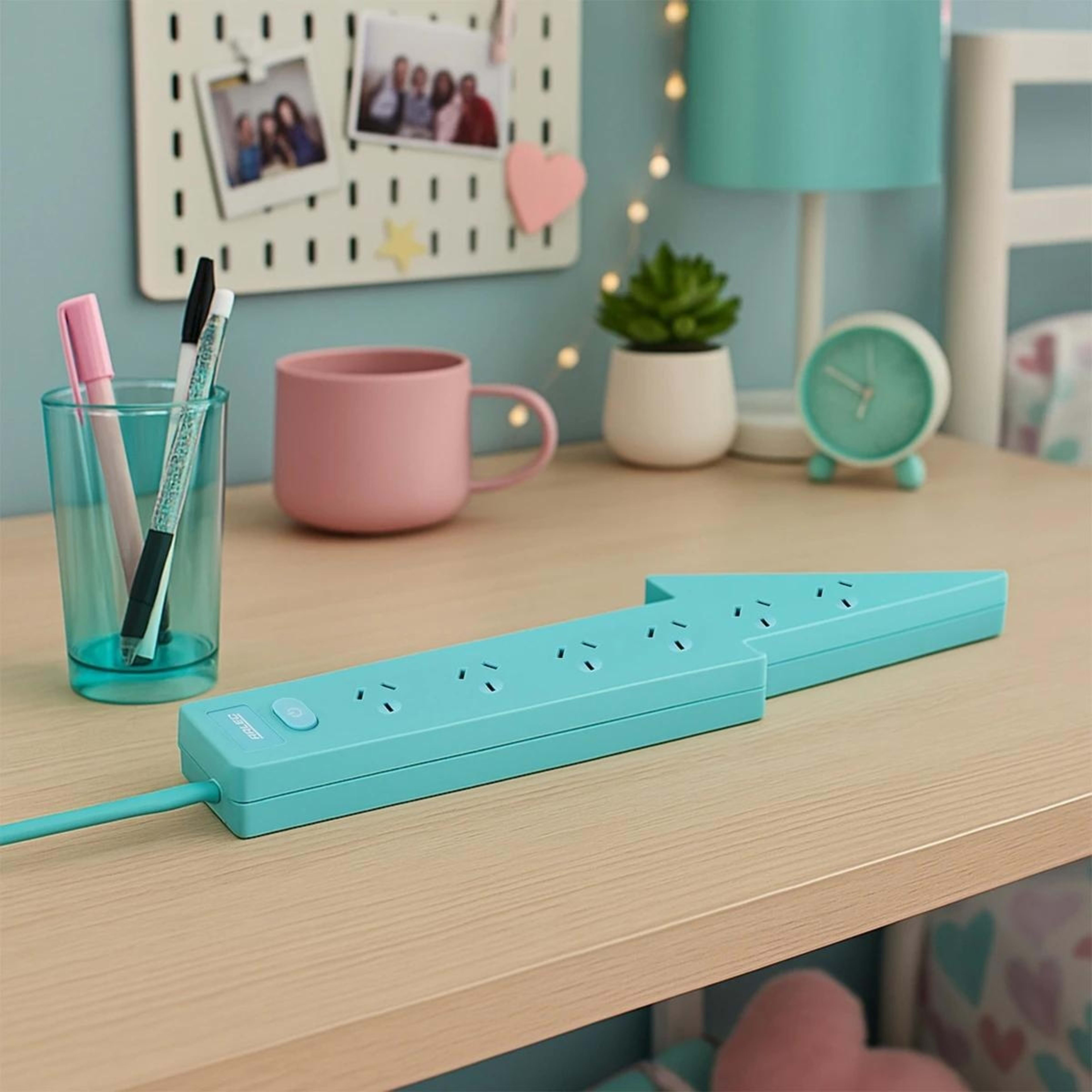 1 Arlec 6 Outlet LightningMaster On/Off Switch Powerboard - Teal