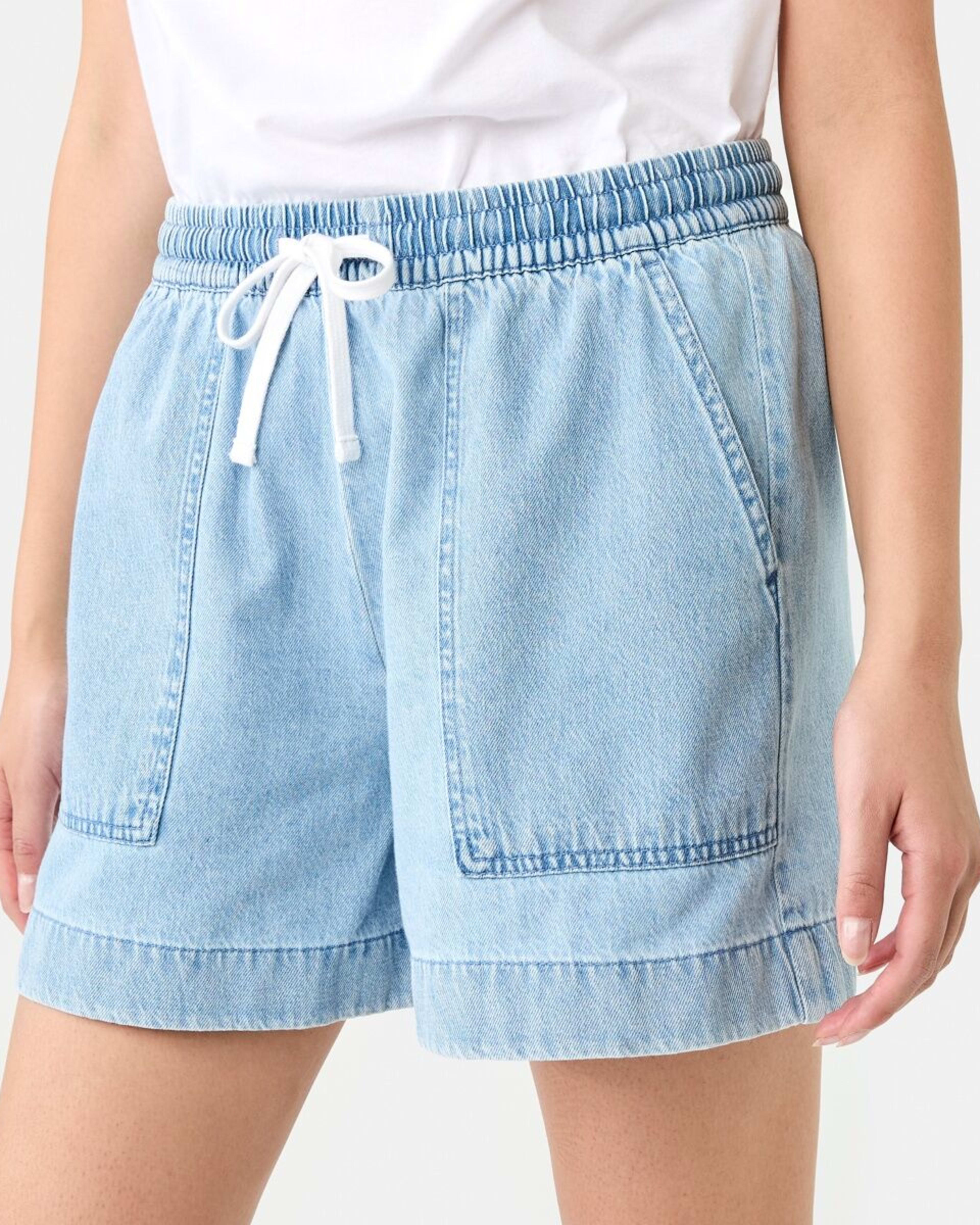 3 Patch Pocket Denim Shorts LIGHT DENIM WASH, 3 of 8