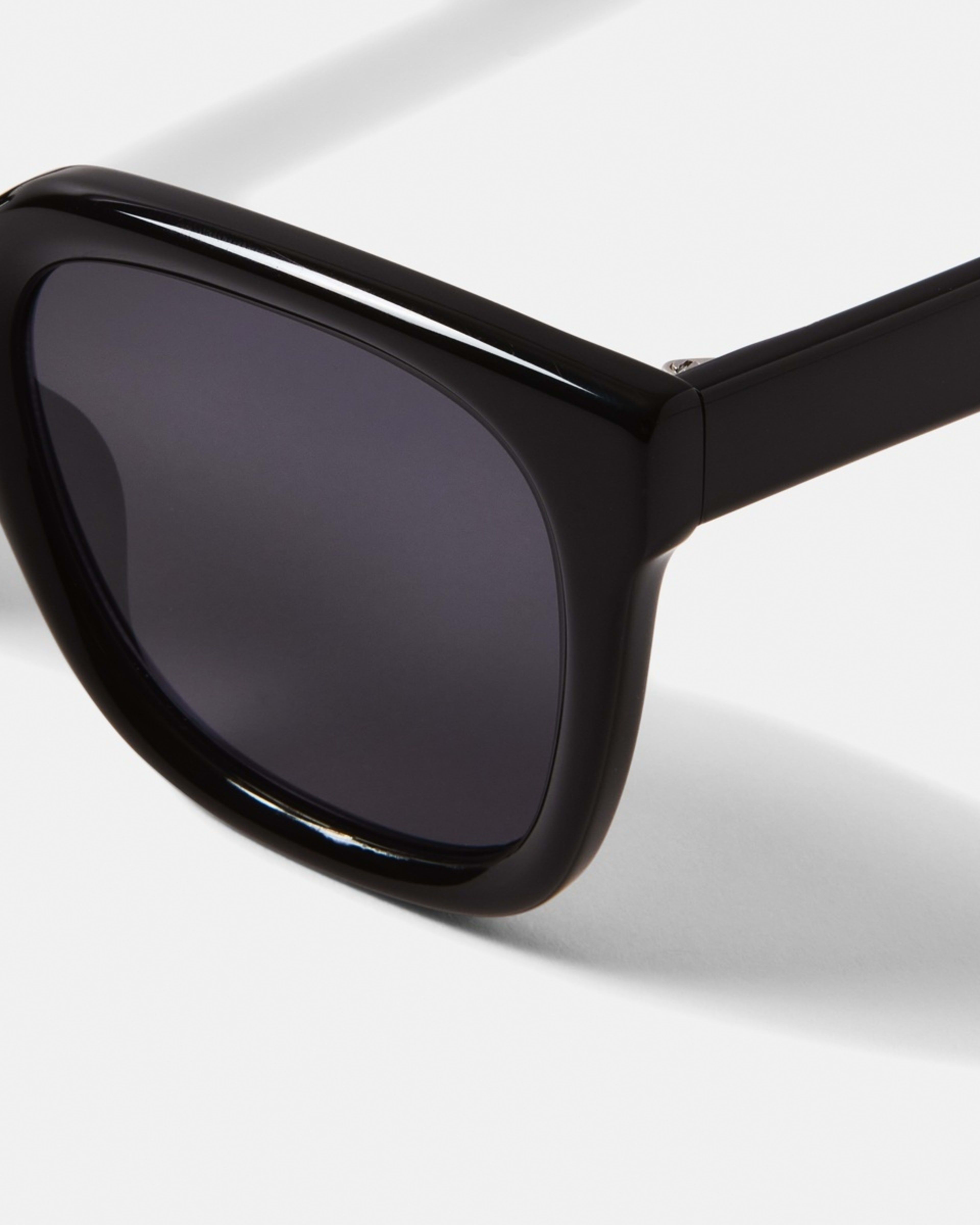 3 Womens D Frame Sunglasses ACCESSORIES BLACK, 3 of 6
