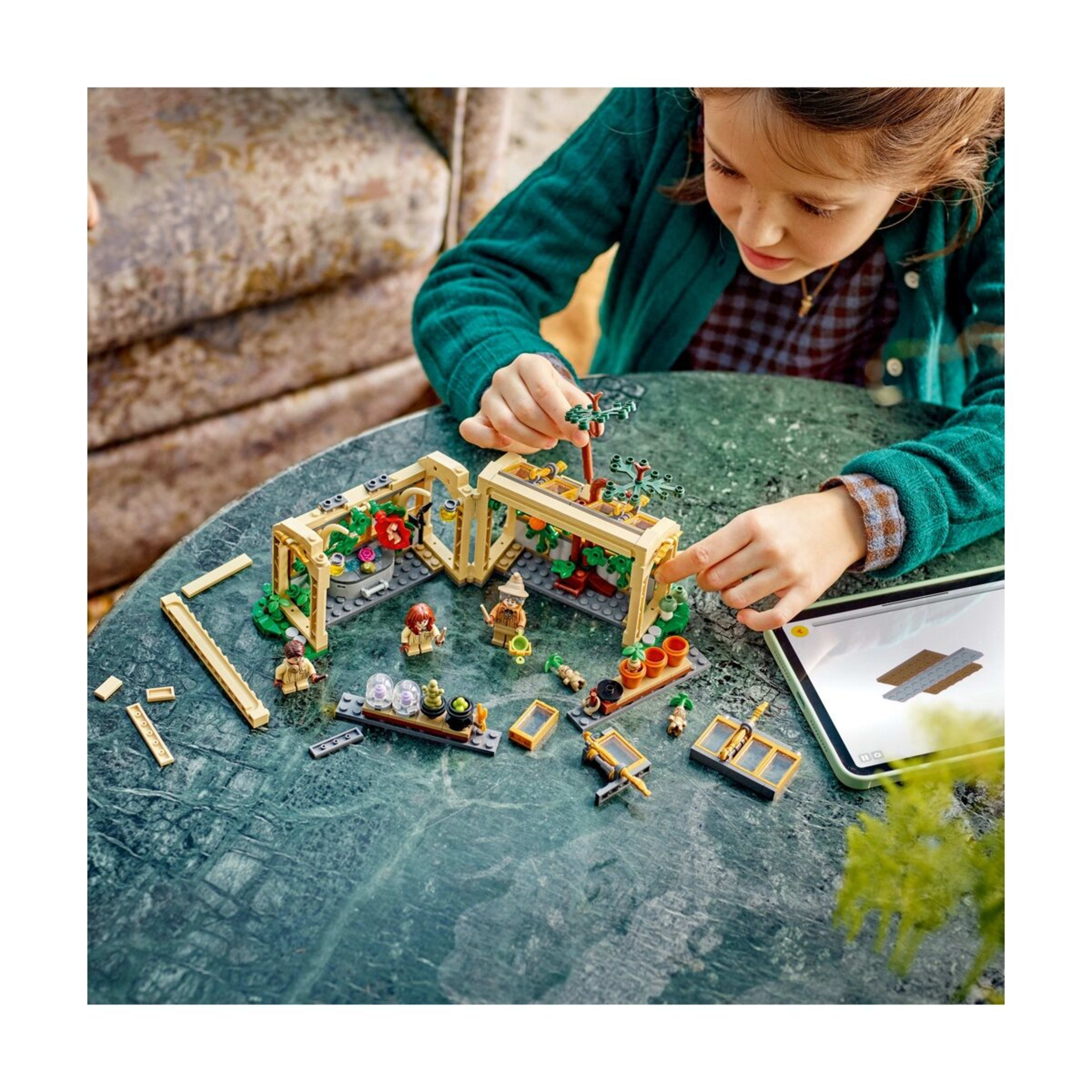 7 LEGO Harry Potter Hogwarts Castle: Herbology Class 76445, 7 of 10