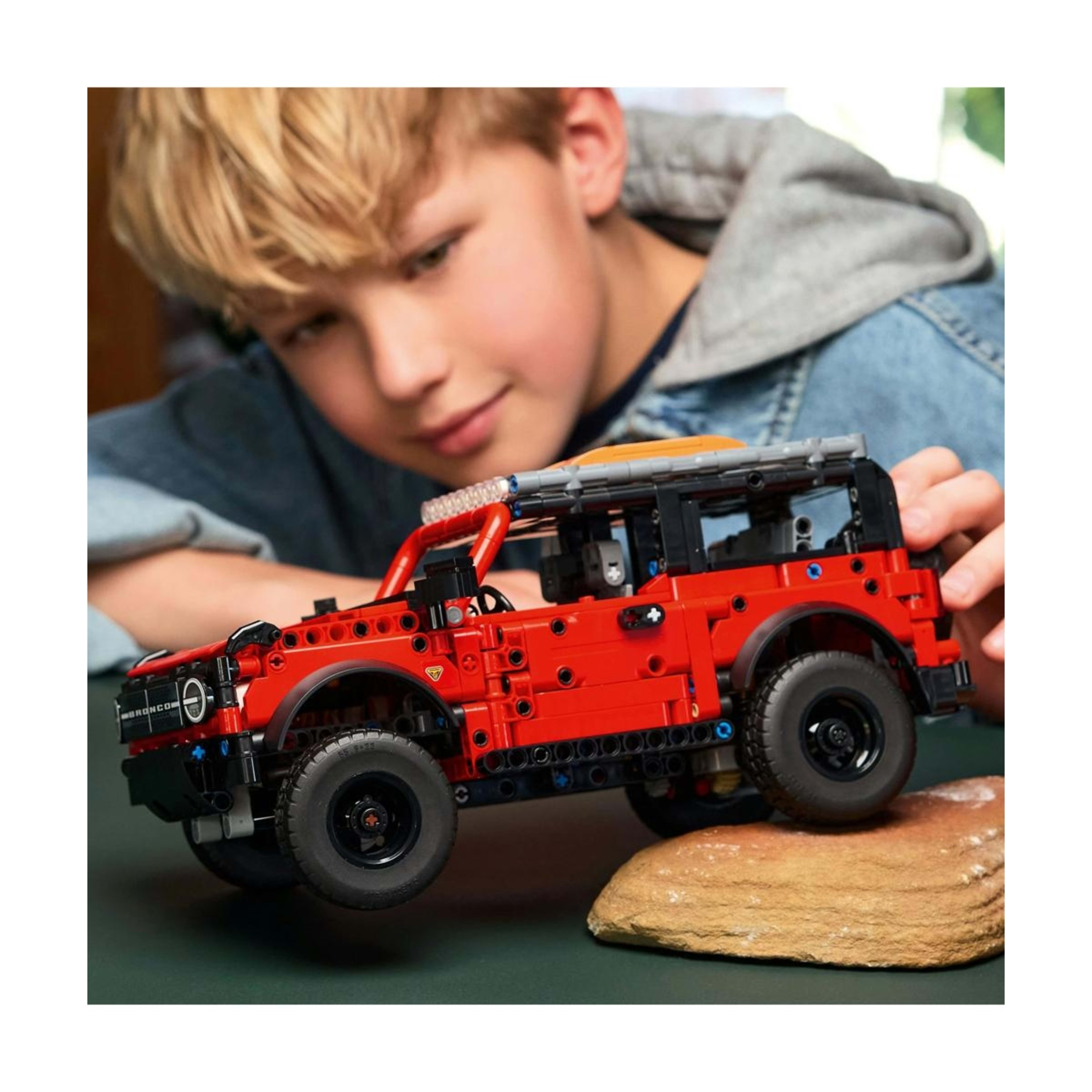 9 LEGO Technic Ford Bronco SUV 42213, 9 of 10