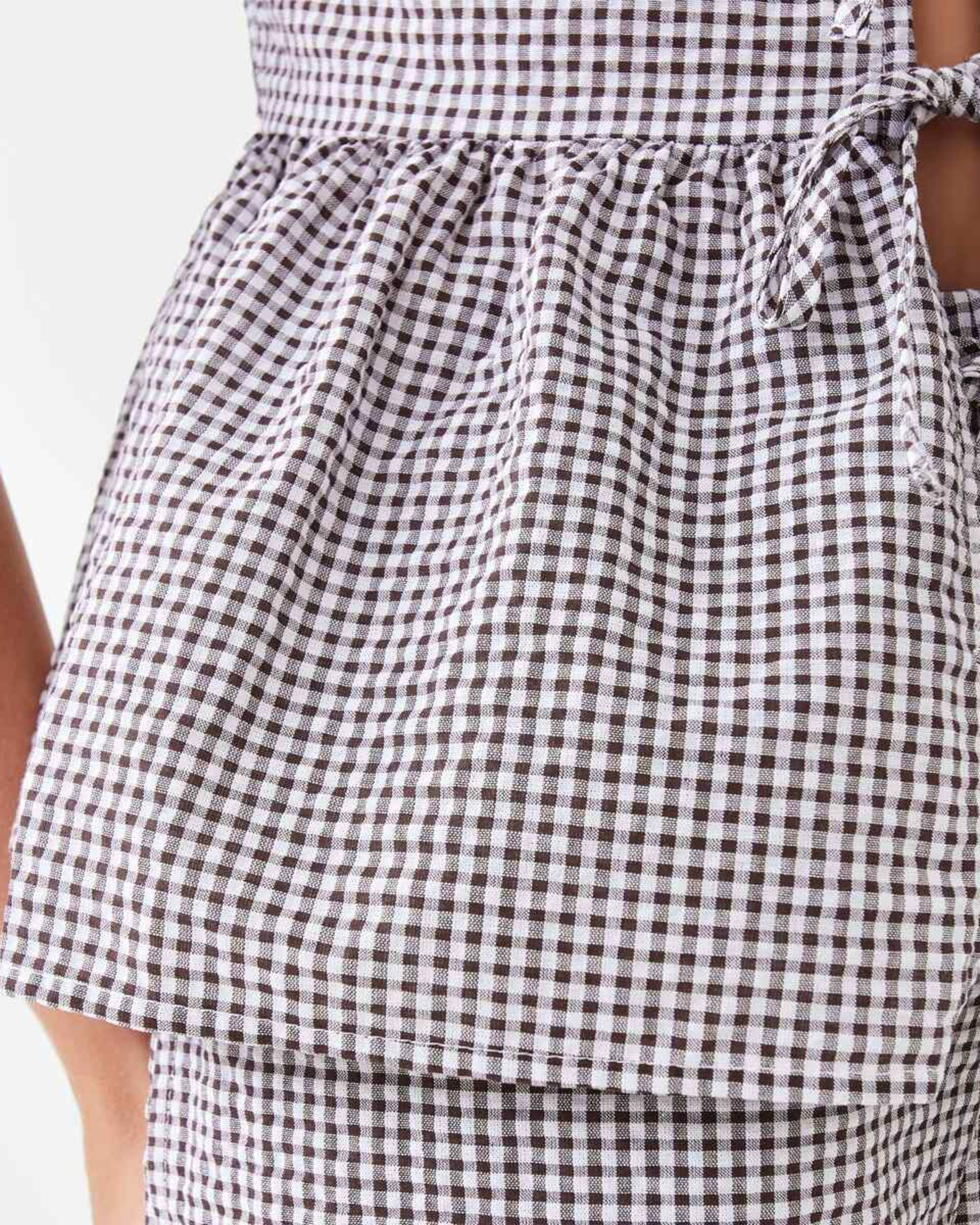 7 Sleeveless Gingham Tie Front Top Brwn Ging, 7 of 7
