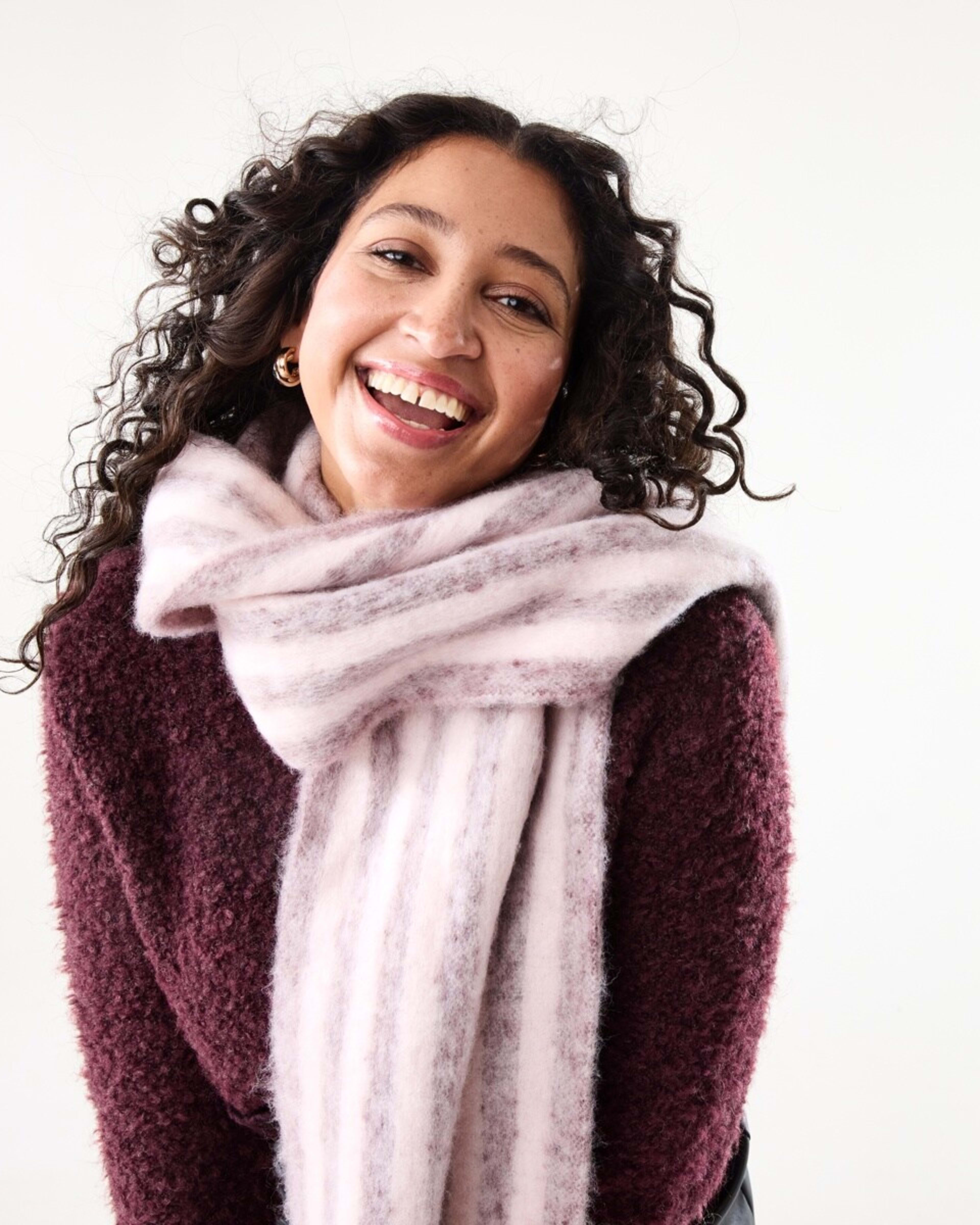 4 Stripe Fluffy Scarf Burg Strp, 4 of 5