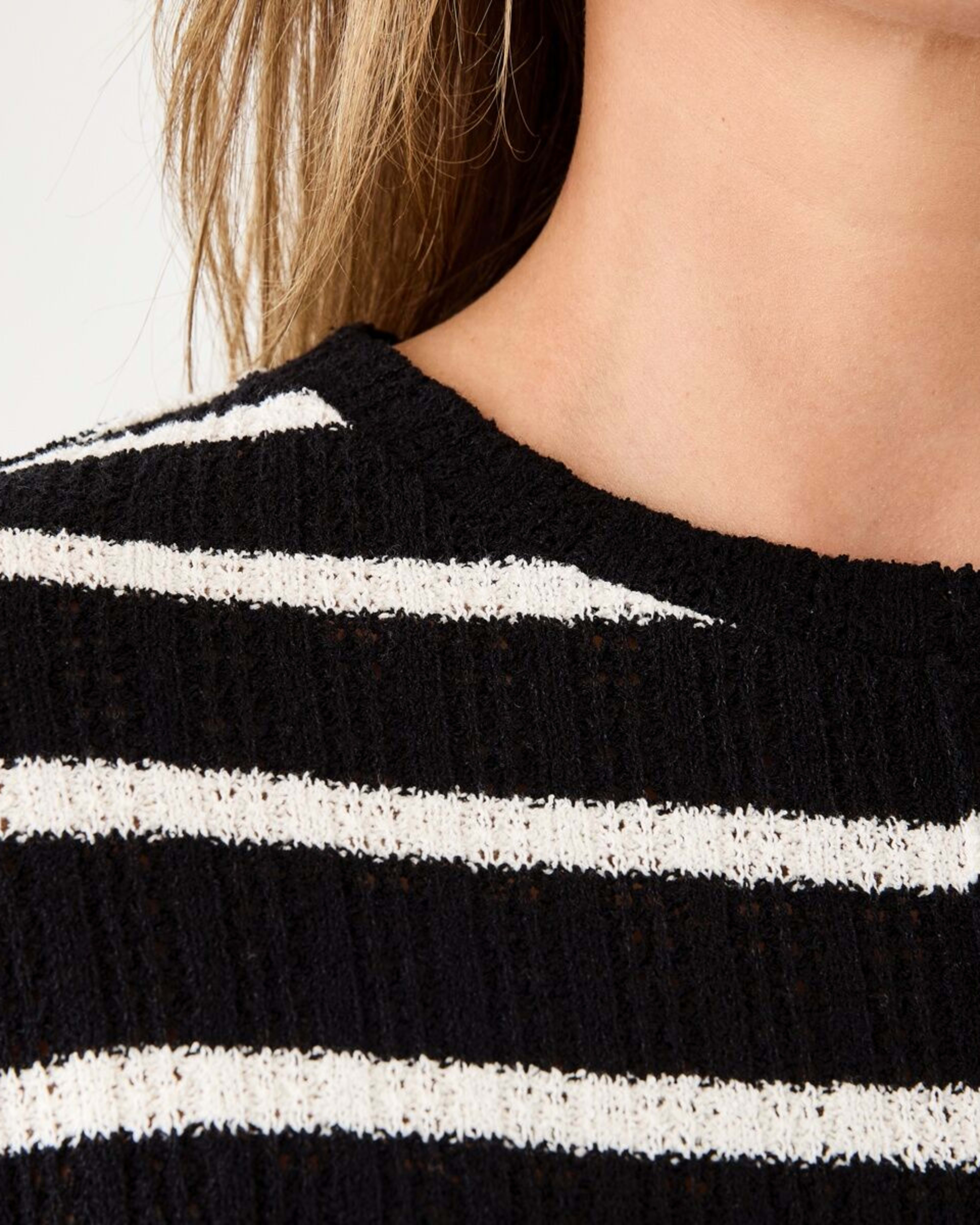 7 Long Sleeve Textured Top Black Strp, 7 of 7