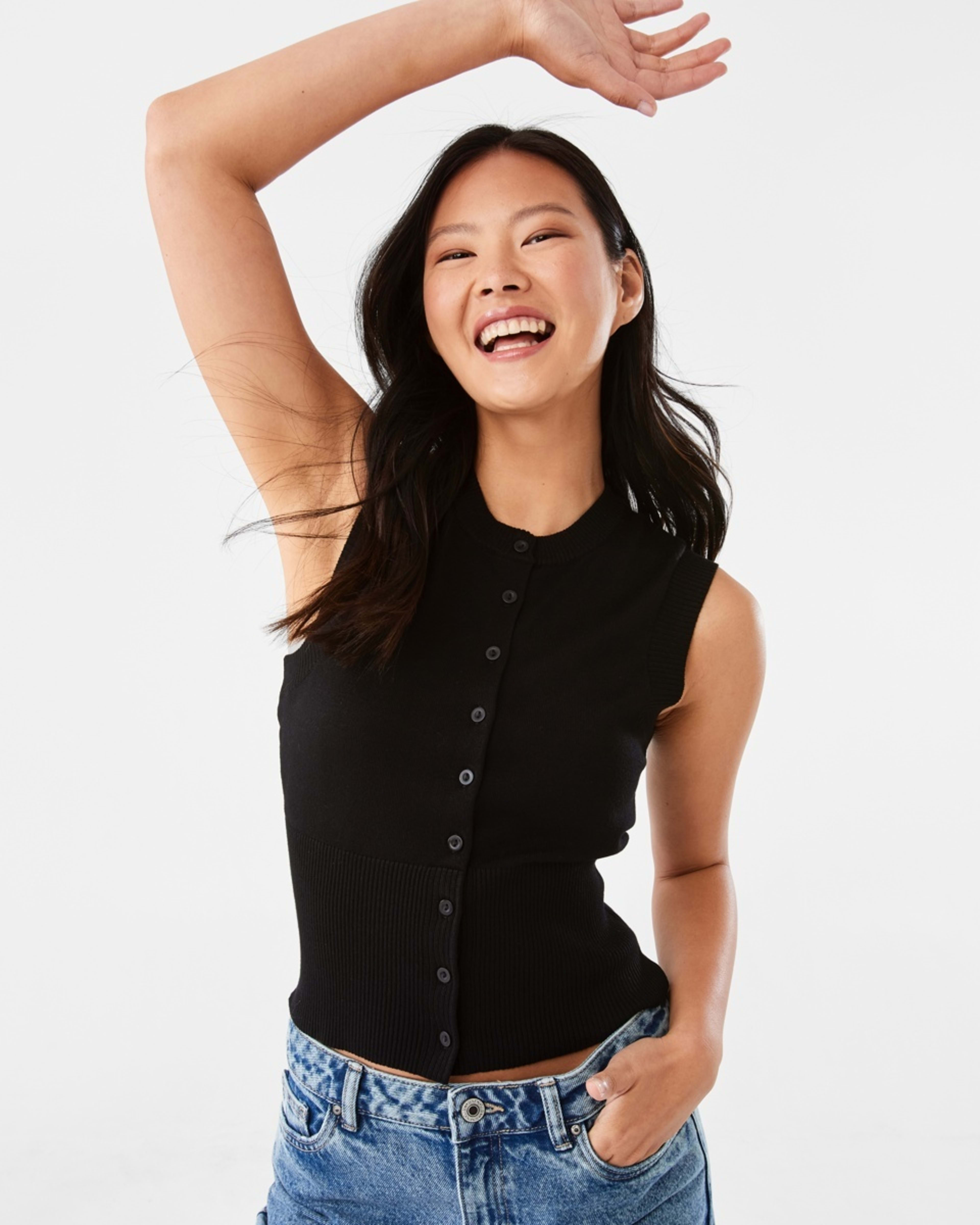 1 Sleeveless Fitted Vest Black