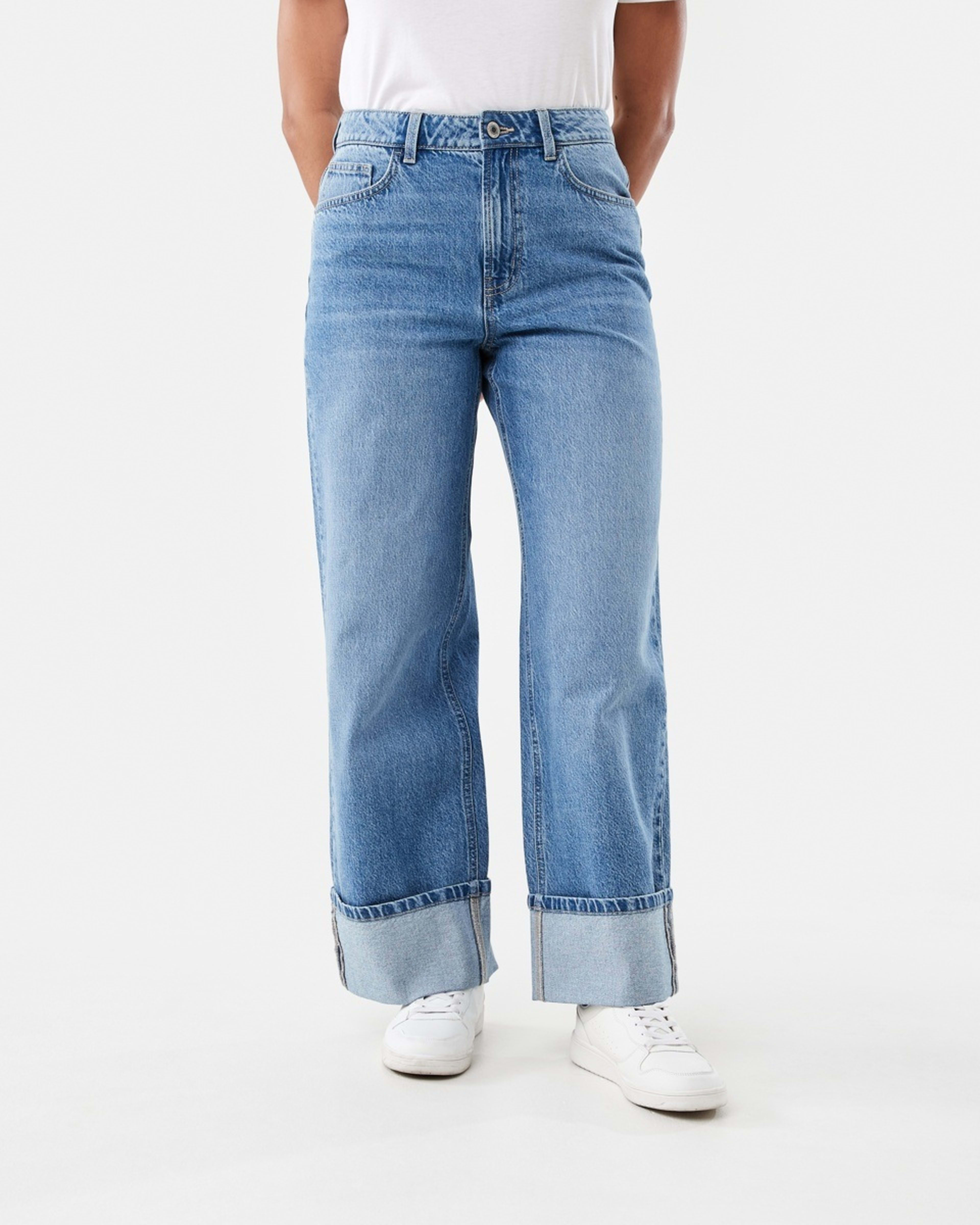 1 Cuffed Hem Jeans Light Wash