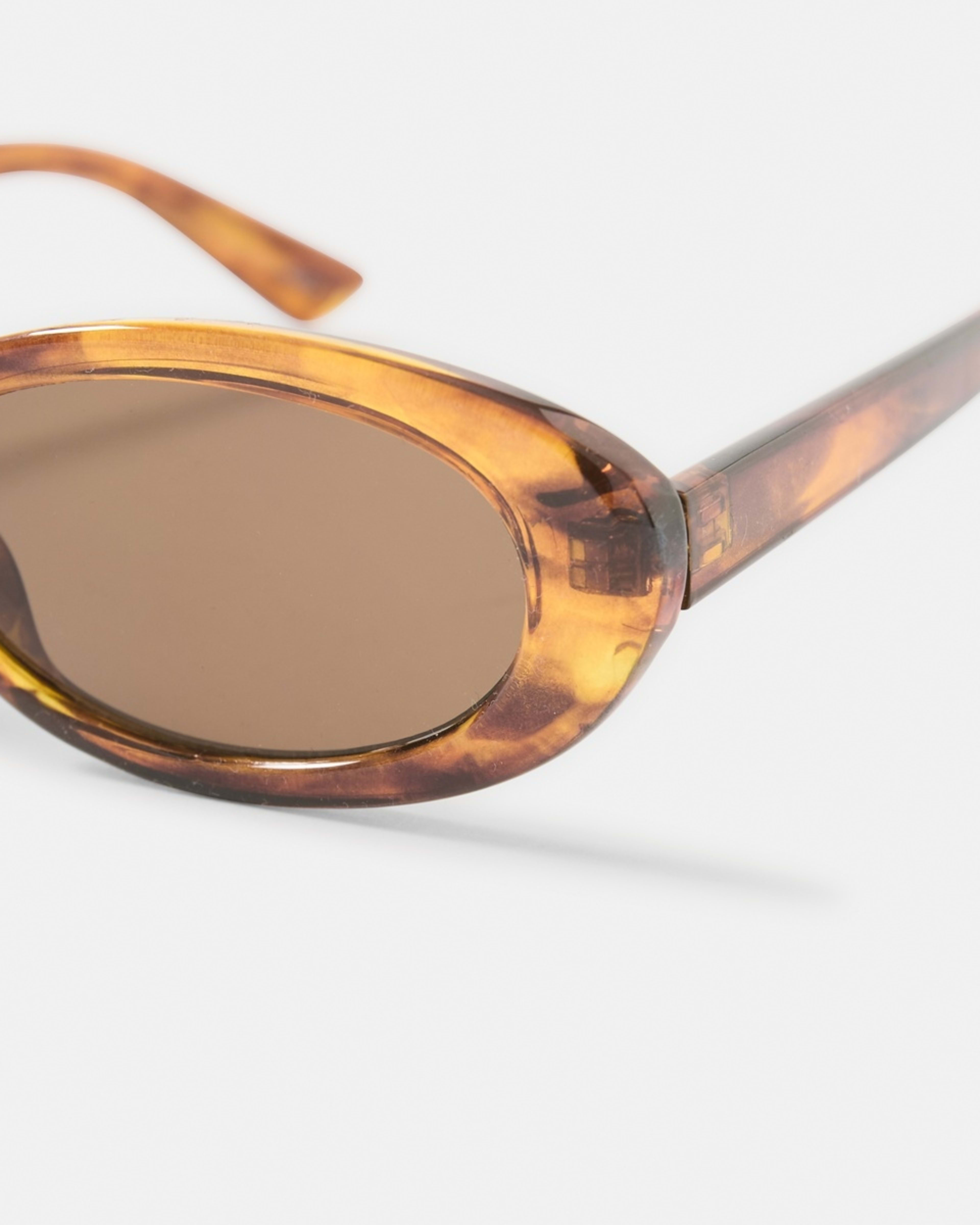 3 Oval Shape Sunglasses Tort, 3 of 10