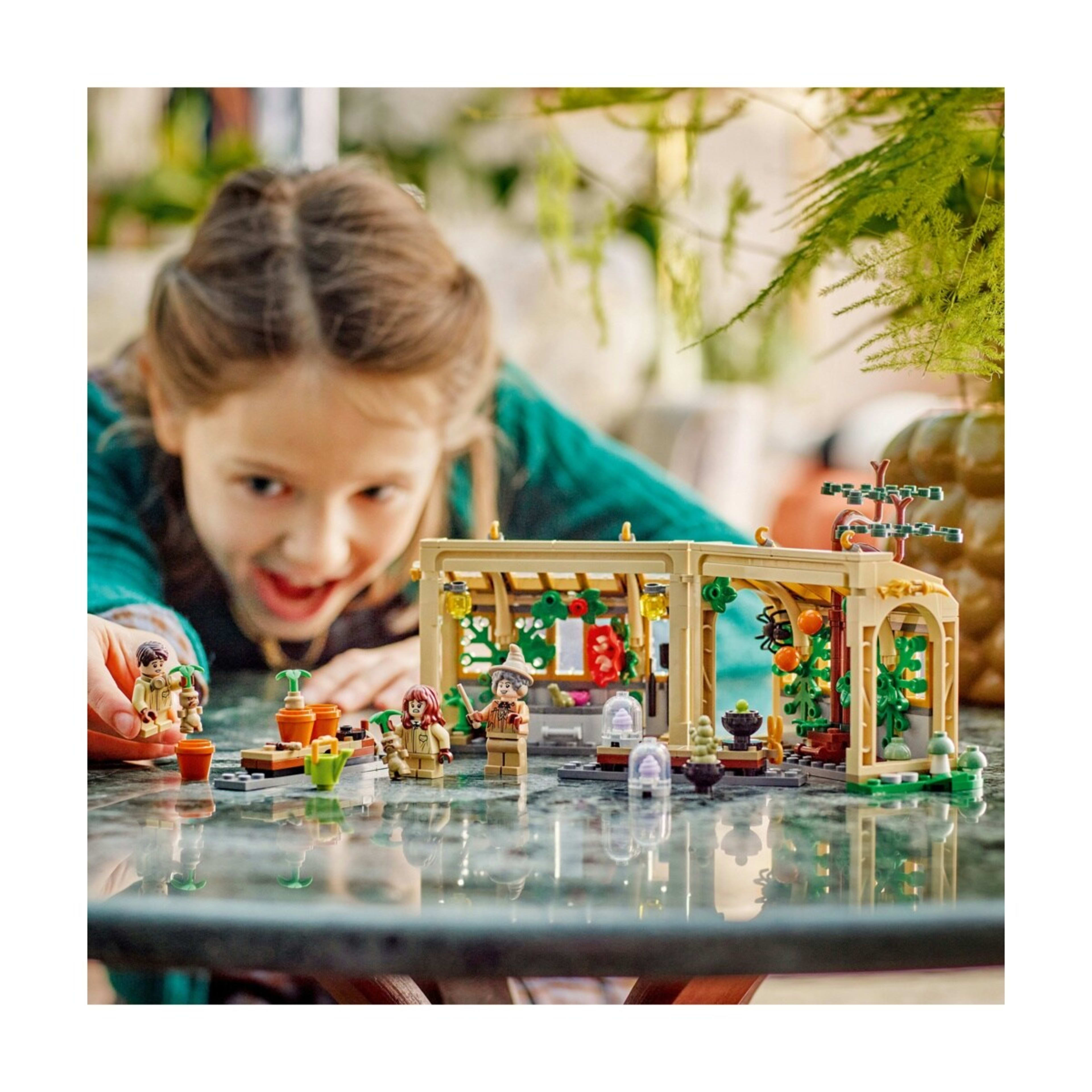 8 LEGO Harry Potter Hogwarts Castle: Herbology Class 76445, 8 of 10