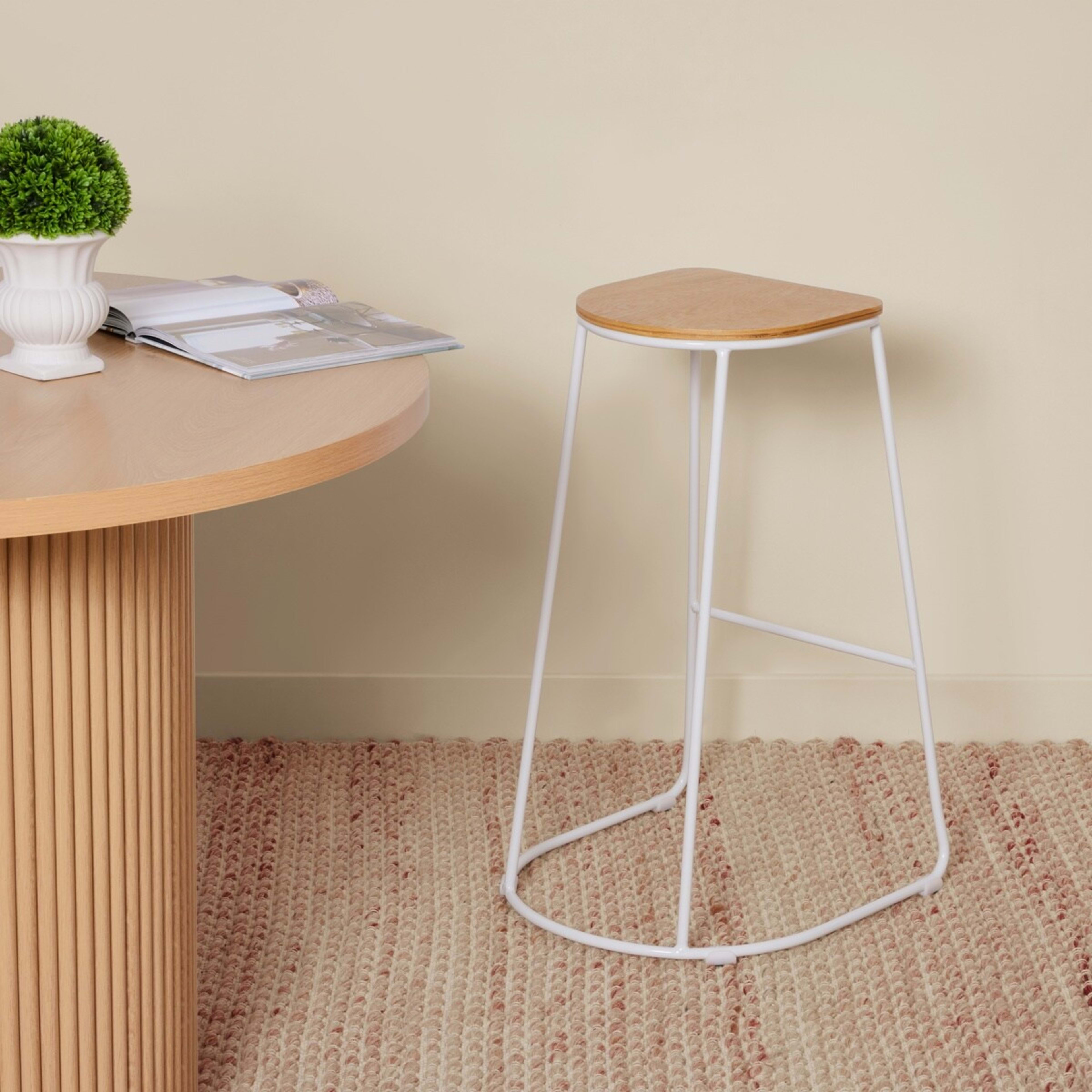 1 Bar Stool - White