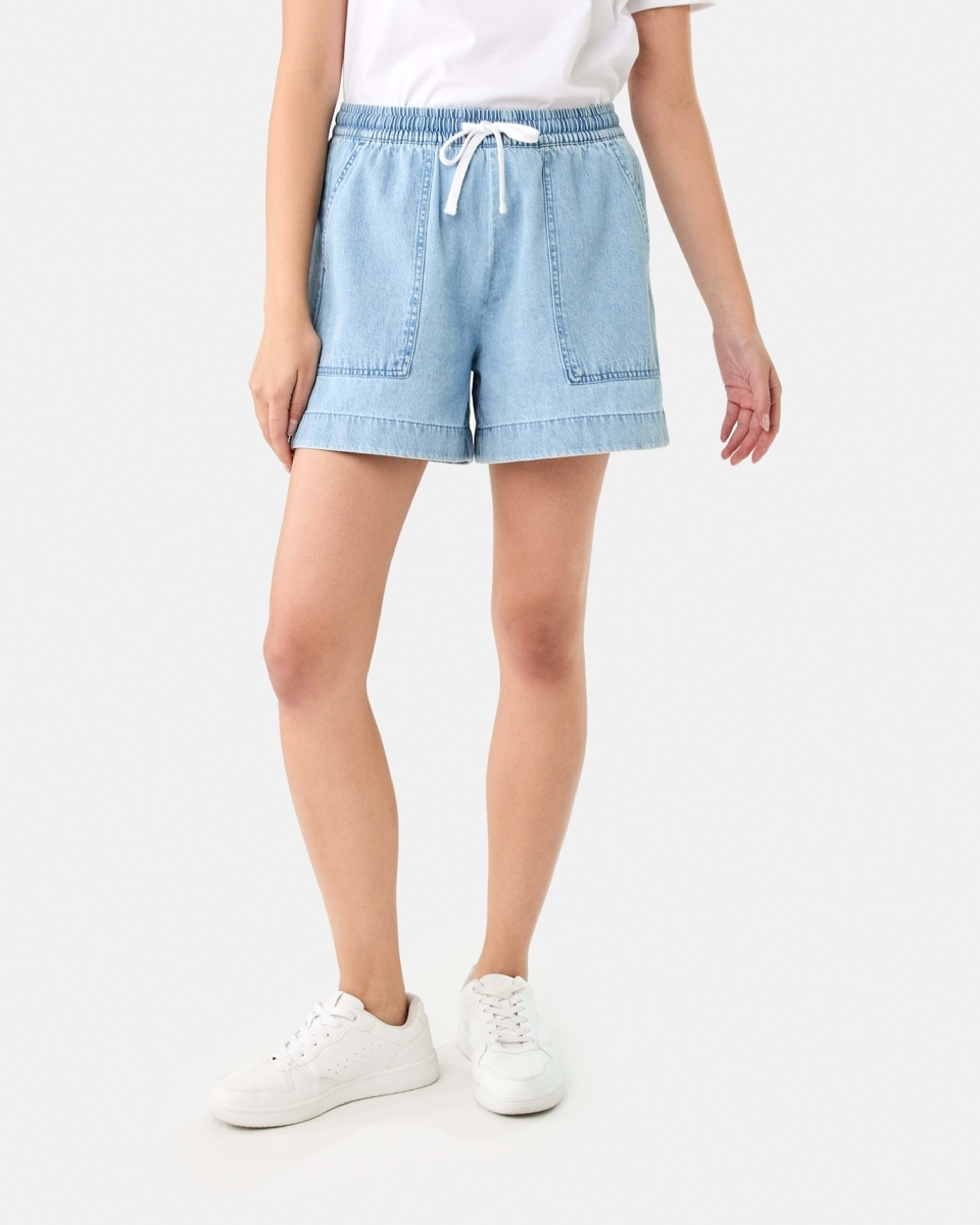 8 Patch Pocket Denim Shorts LIGHT DENIM WASH, 8 of 8