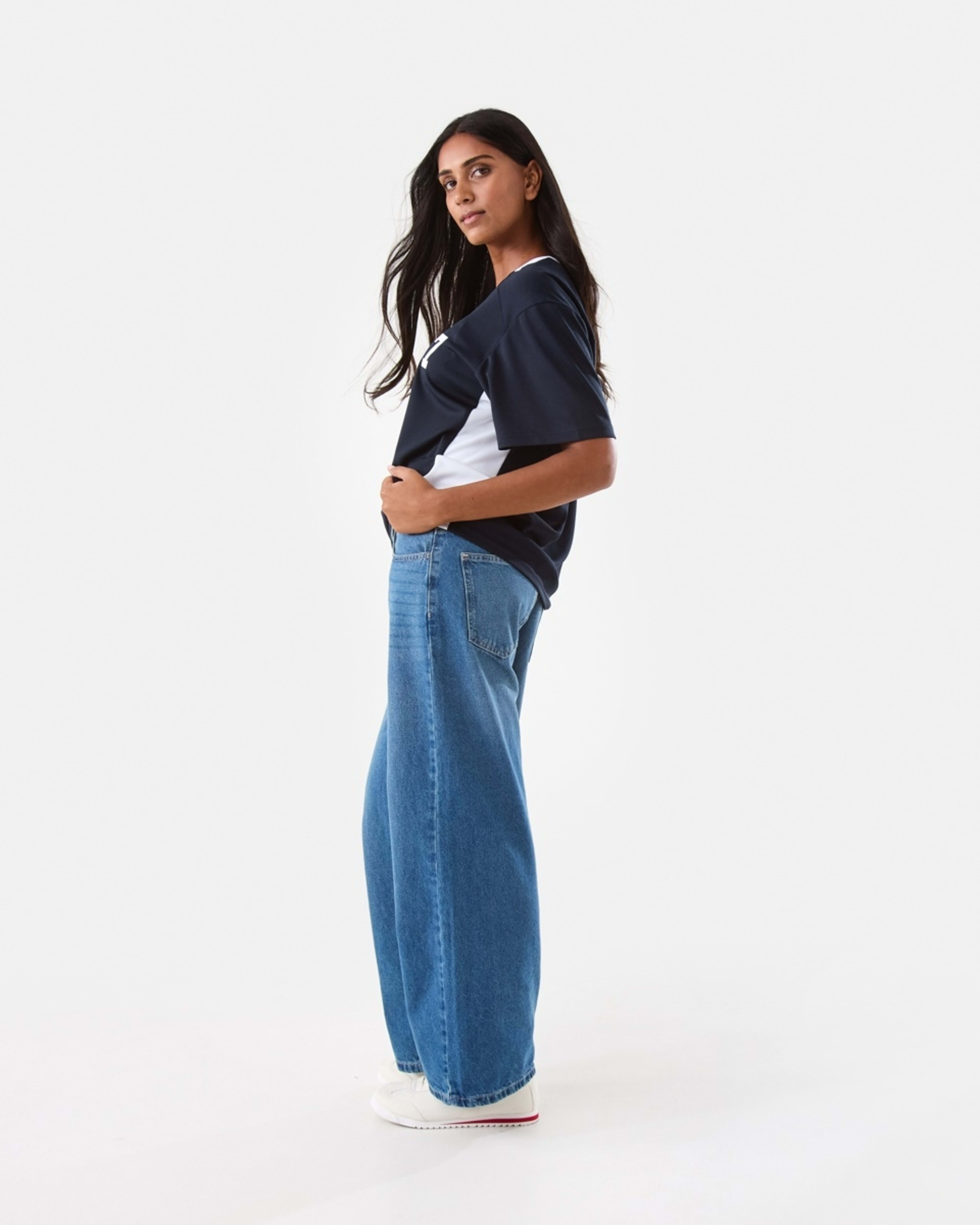 3 Short Sleeve Oversized Varsity Top Track 07, 3 of 8