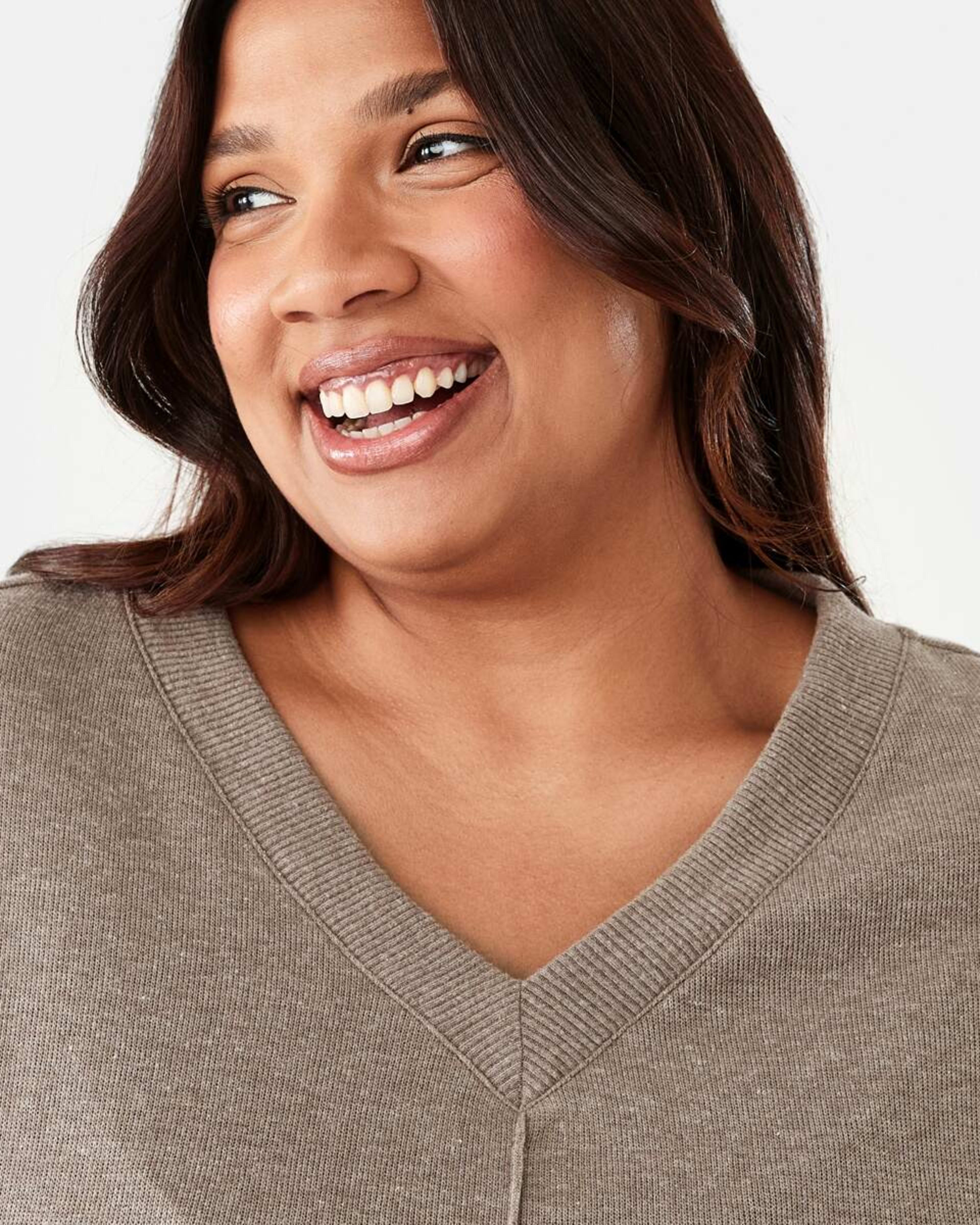 4 Curve V-Neck Relaxed Jumper Deep Taupe Marle, 4 of 6