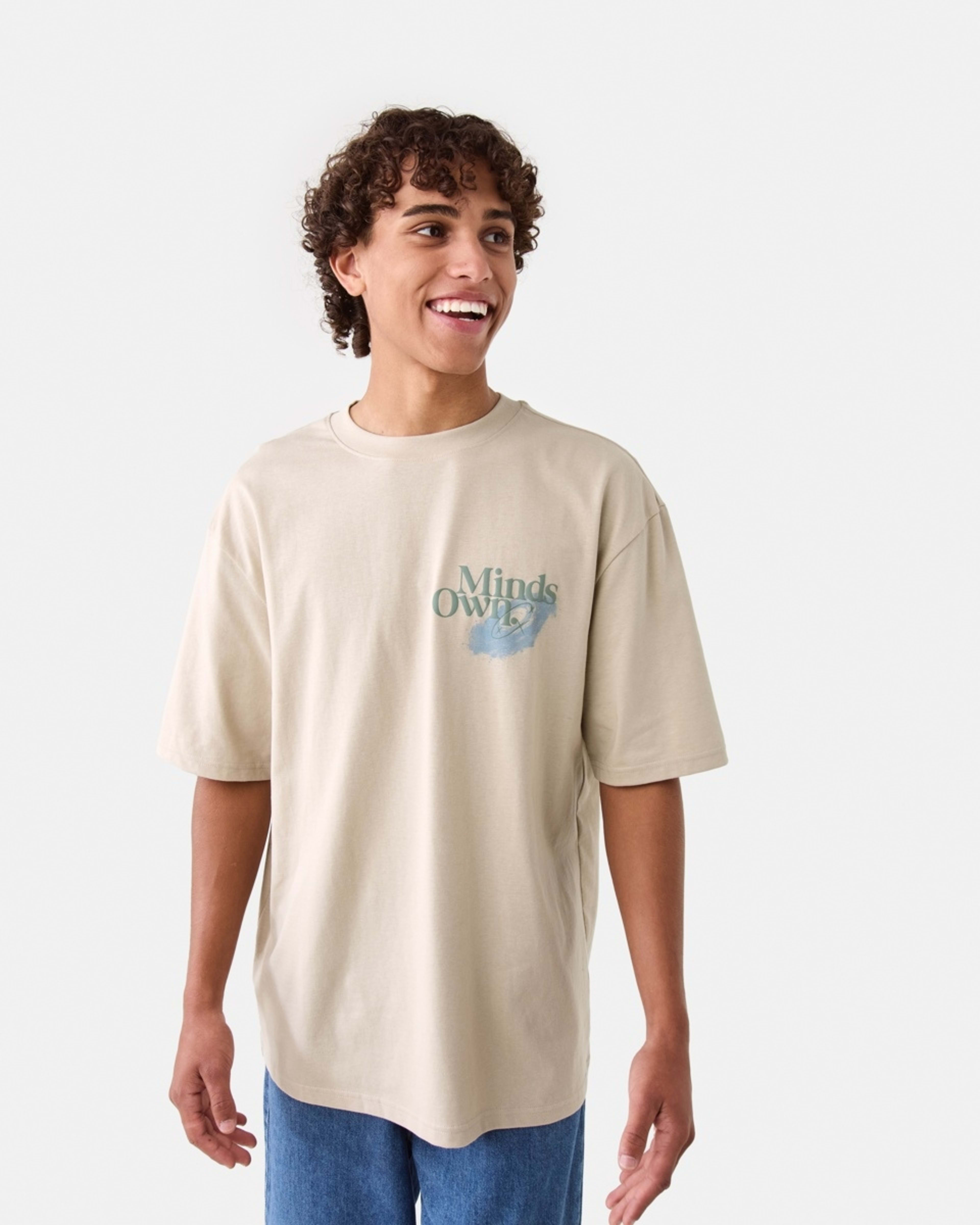 1 Oversized Graphic T-shirt MINDS OWN
