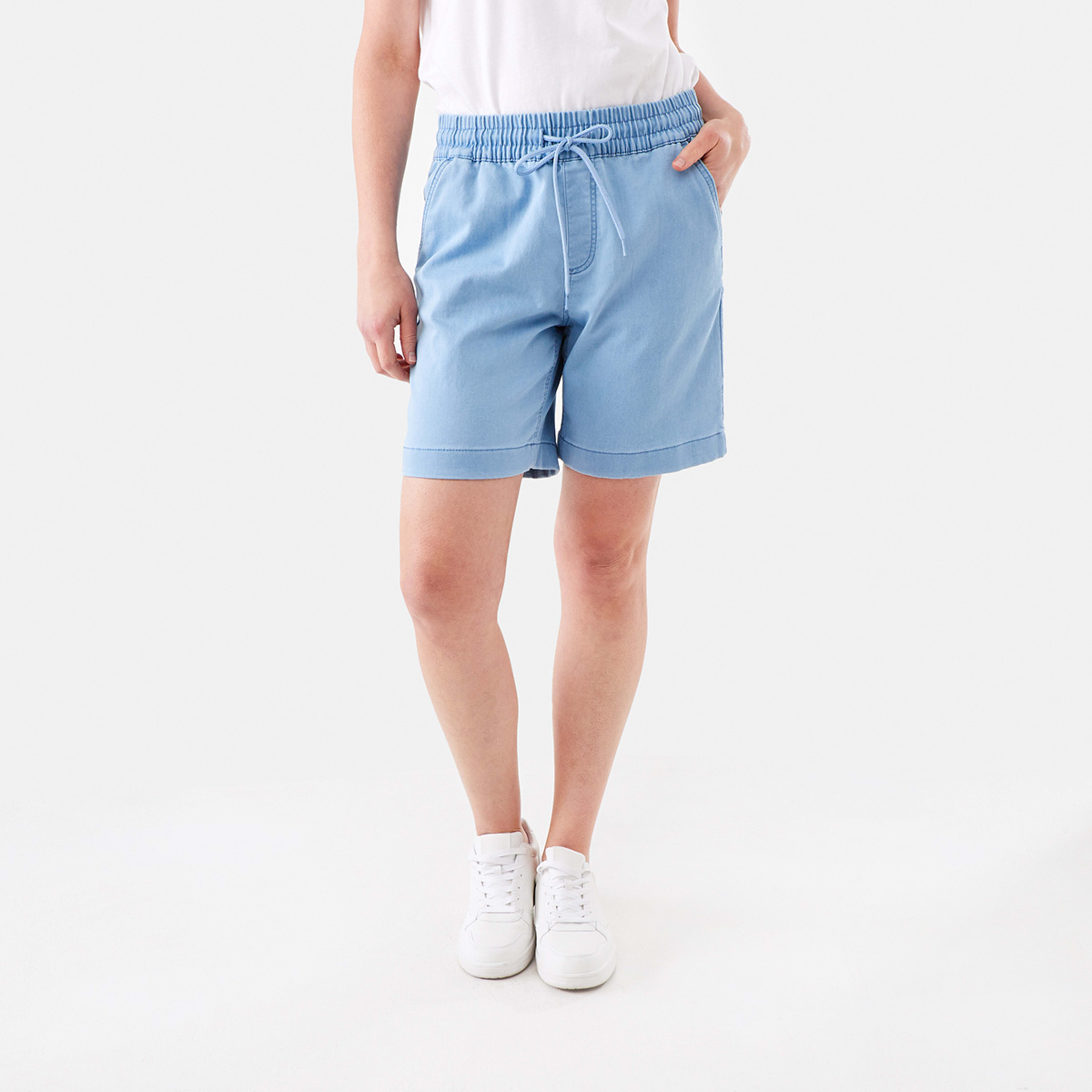 6 Jogger Shorts Light Wash, 6 of 6