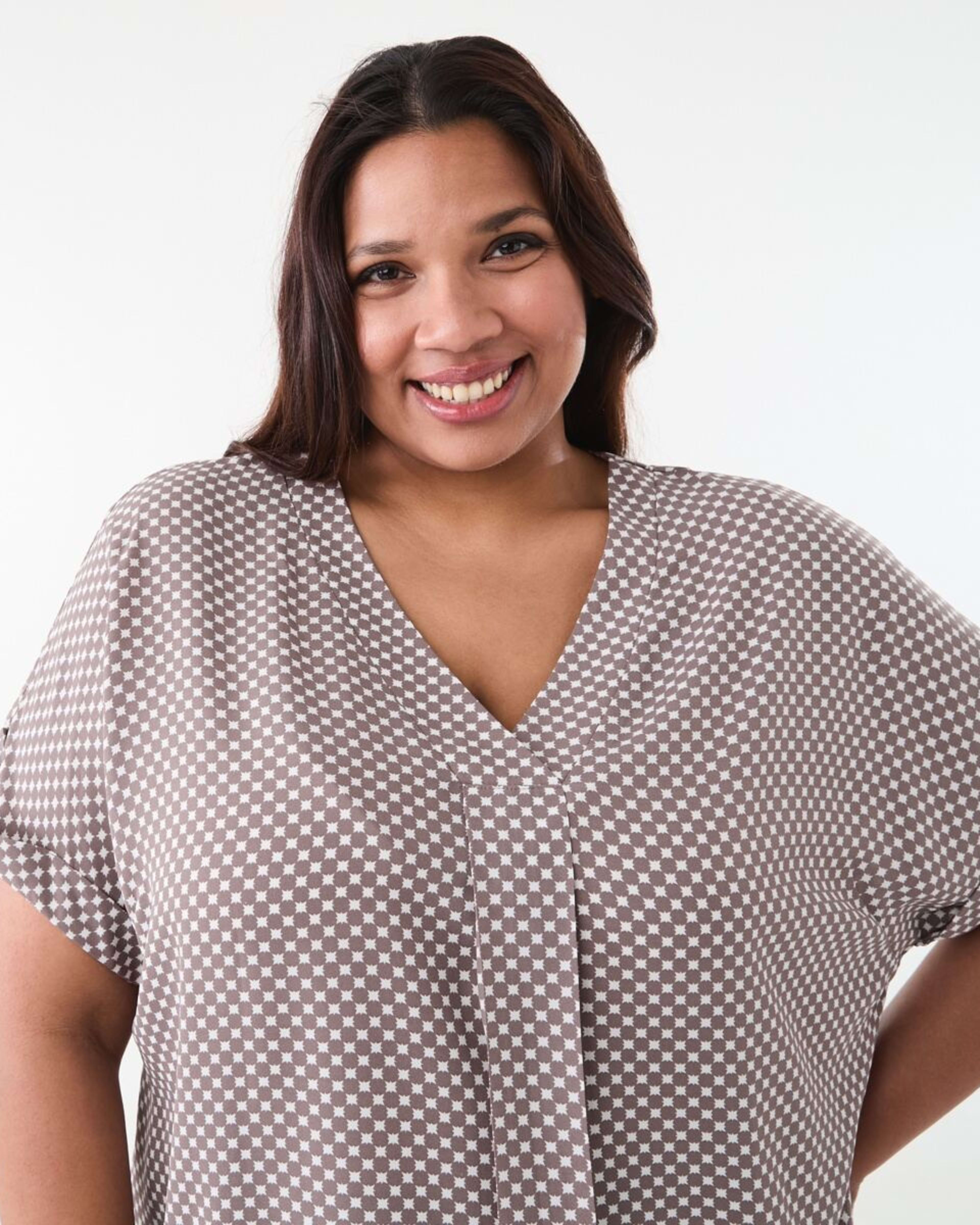 4 Curve Short Sleeve Woven Button Cuff Top Geo Deep Taupe Curve, 4 of 6