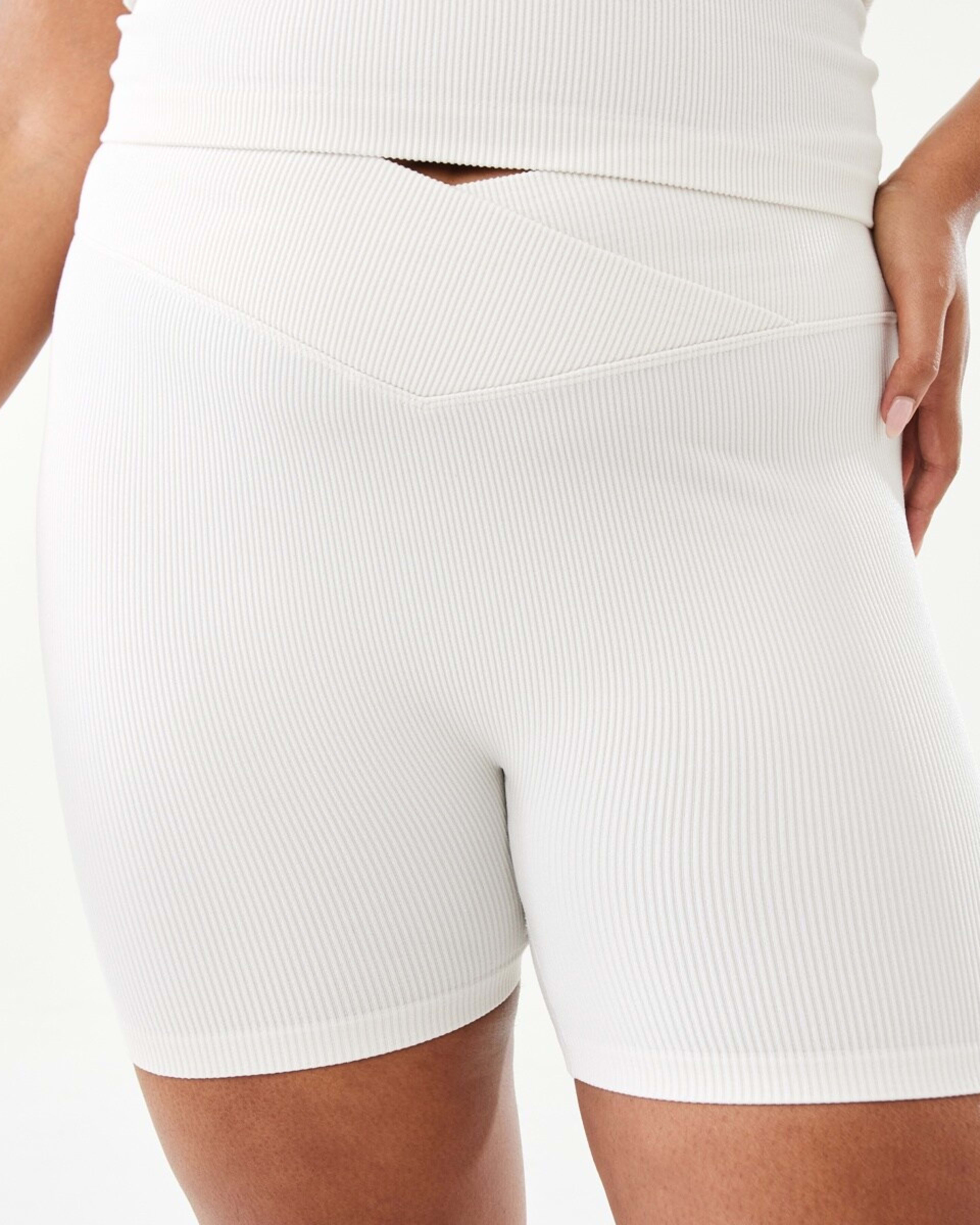 3 Active Womens Seamfree V-Shape Waist Shorts Ecru, 3 of 7