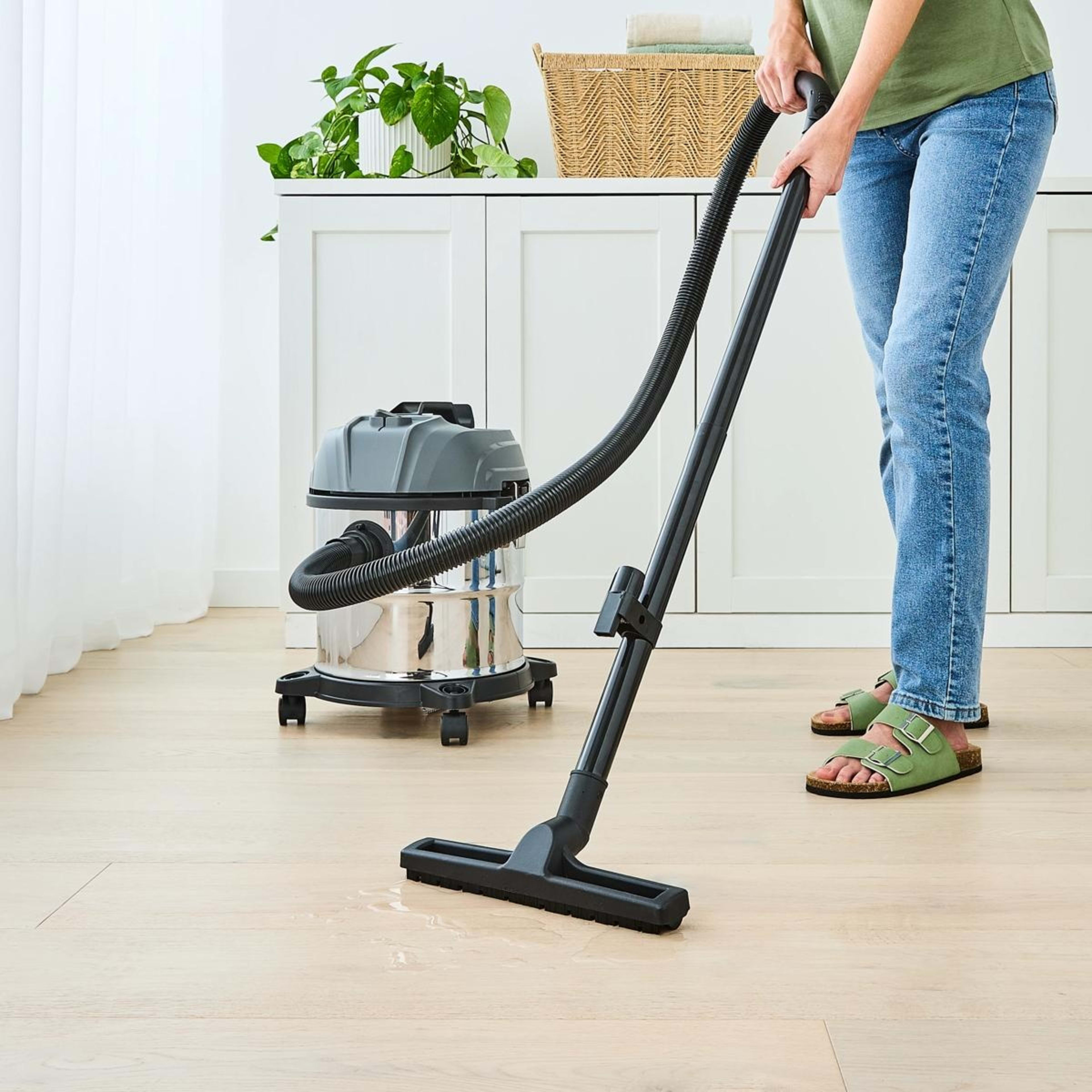 1 Wet and Dry Vacuum Cleaner