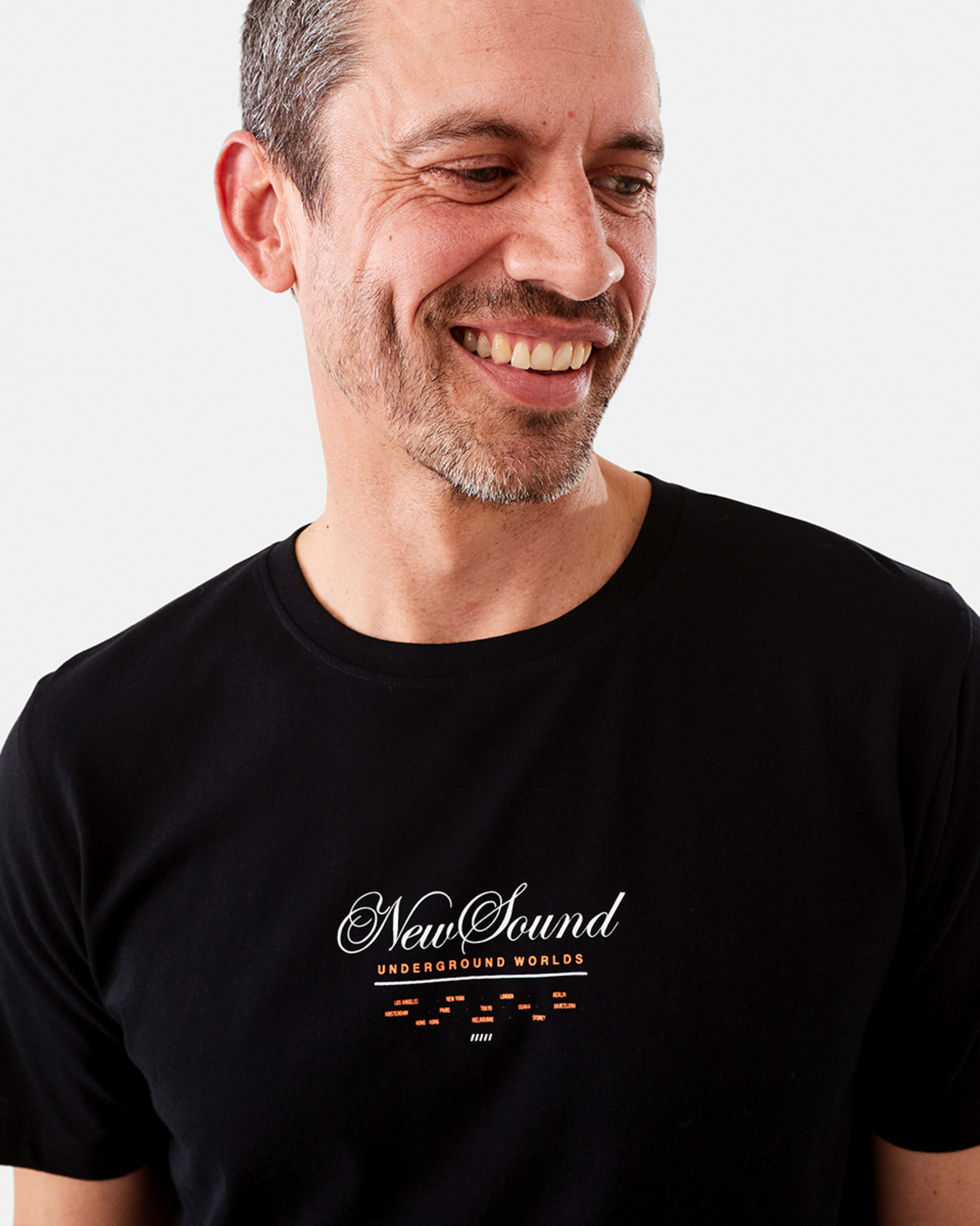 4 Curved Hem Graphic T-shirt Black, 4 of 6