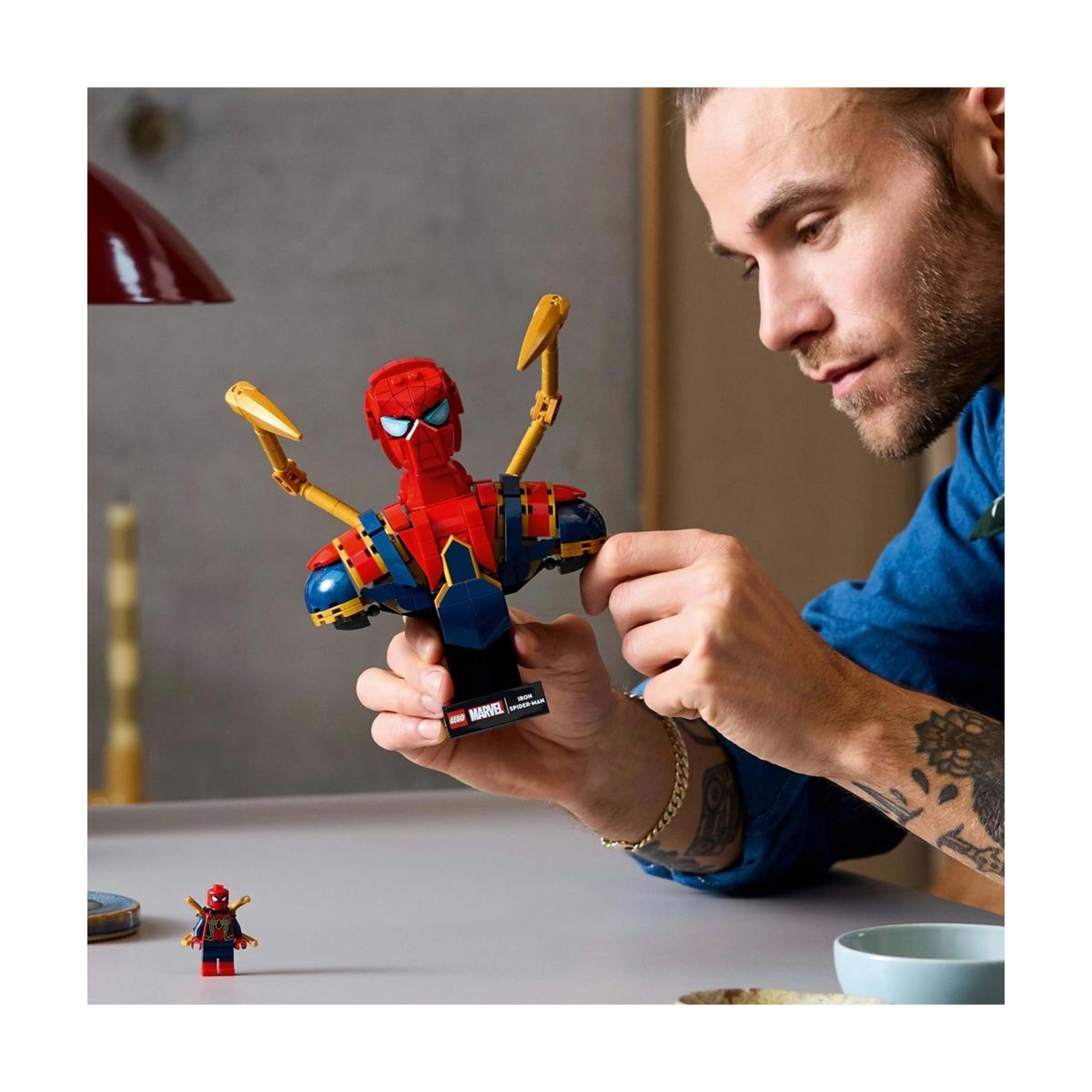 9 LEGO Super Heroes Iron Spider-Man Bust 76326, 9 of 10
