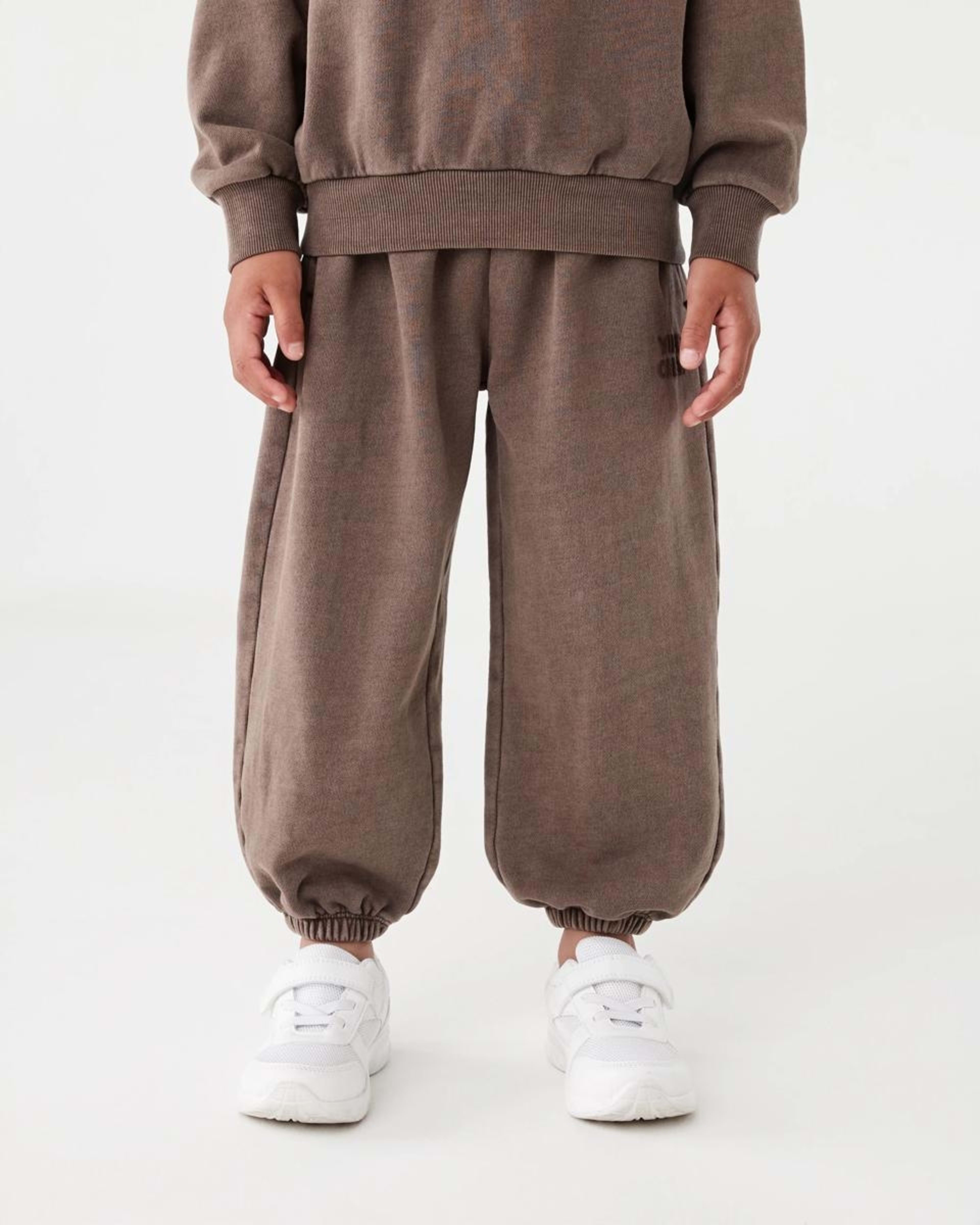 1 Washed Oversize Trackpants Mlky Brwn, 1 of 6