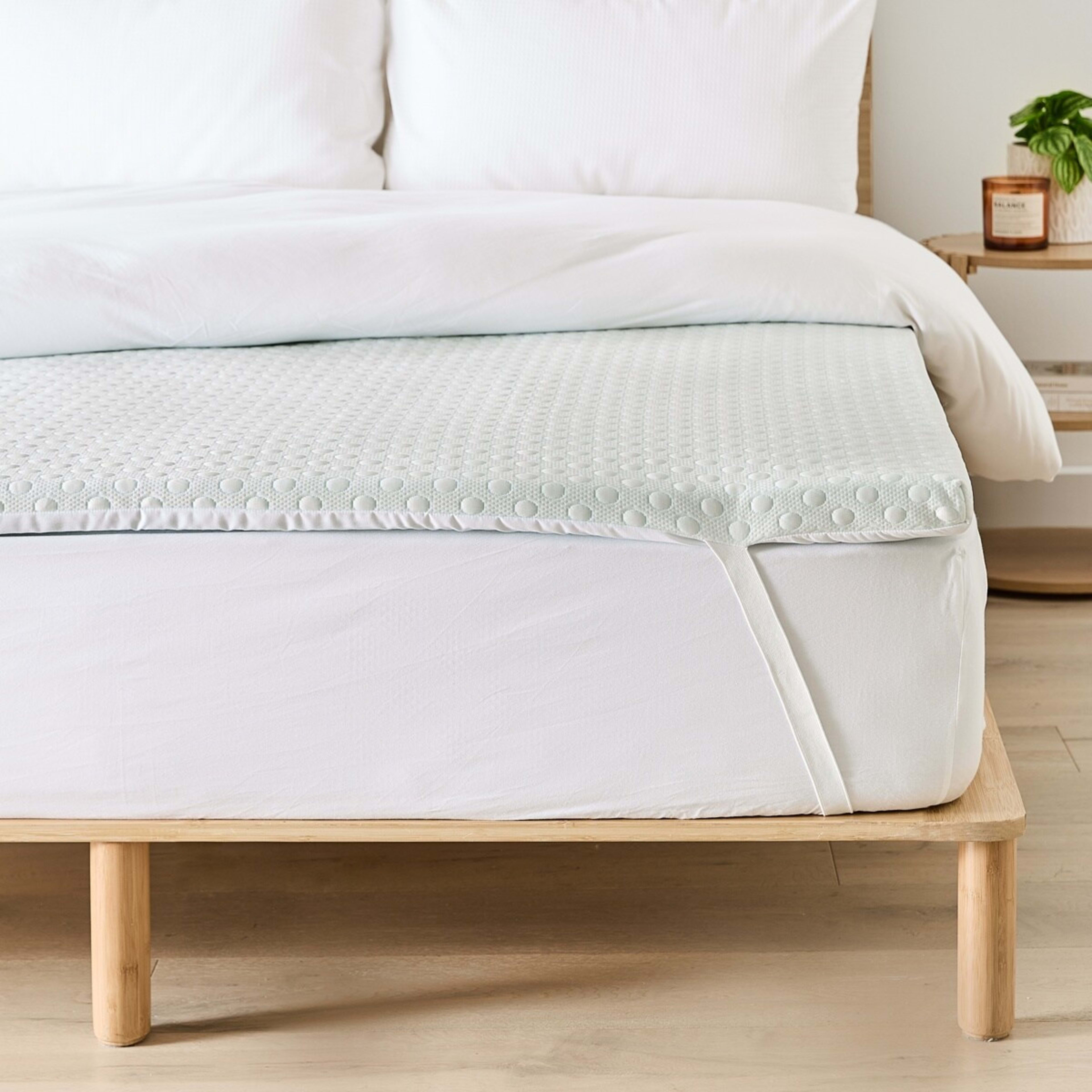 1 Cooling Memory Foam Mattress Topper - Queen Bed, White
