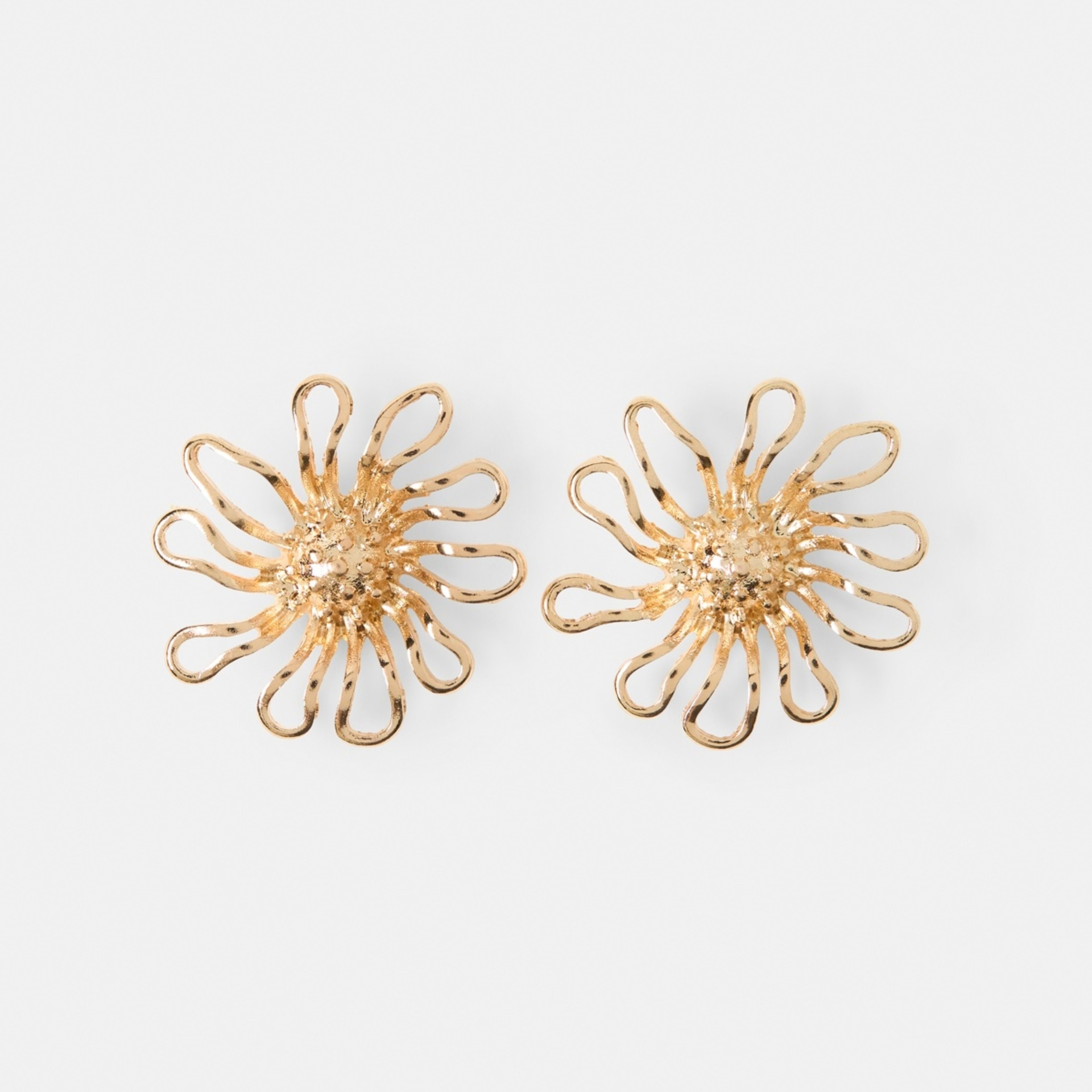 1 Cutout Flower Stud Earrings - Gold Tone