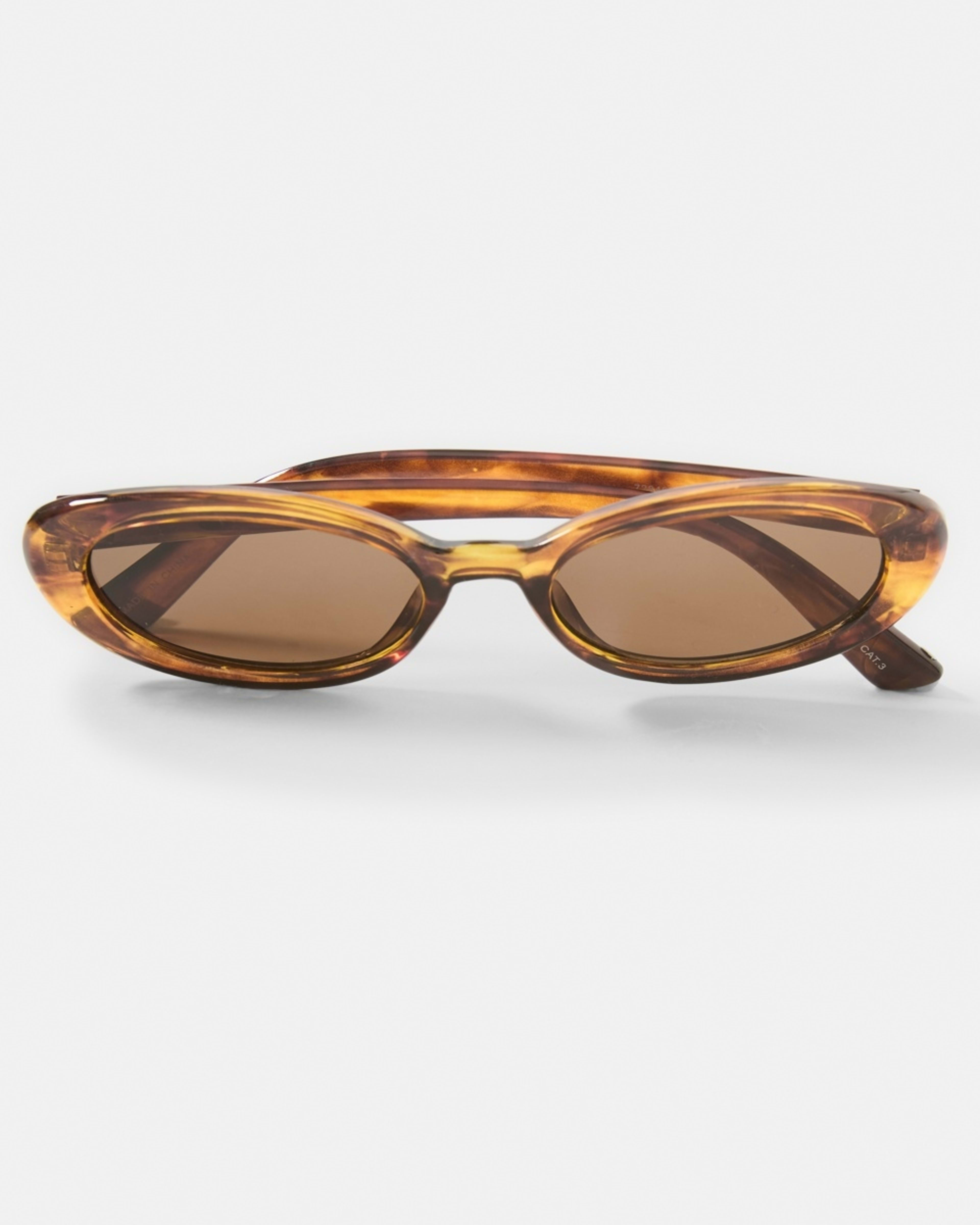 4 Oval Shape Sunglasses Tort, 4 of 10