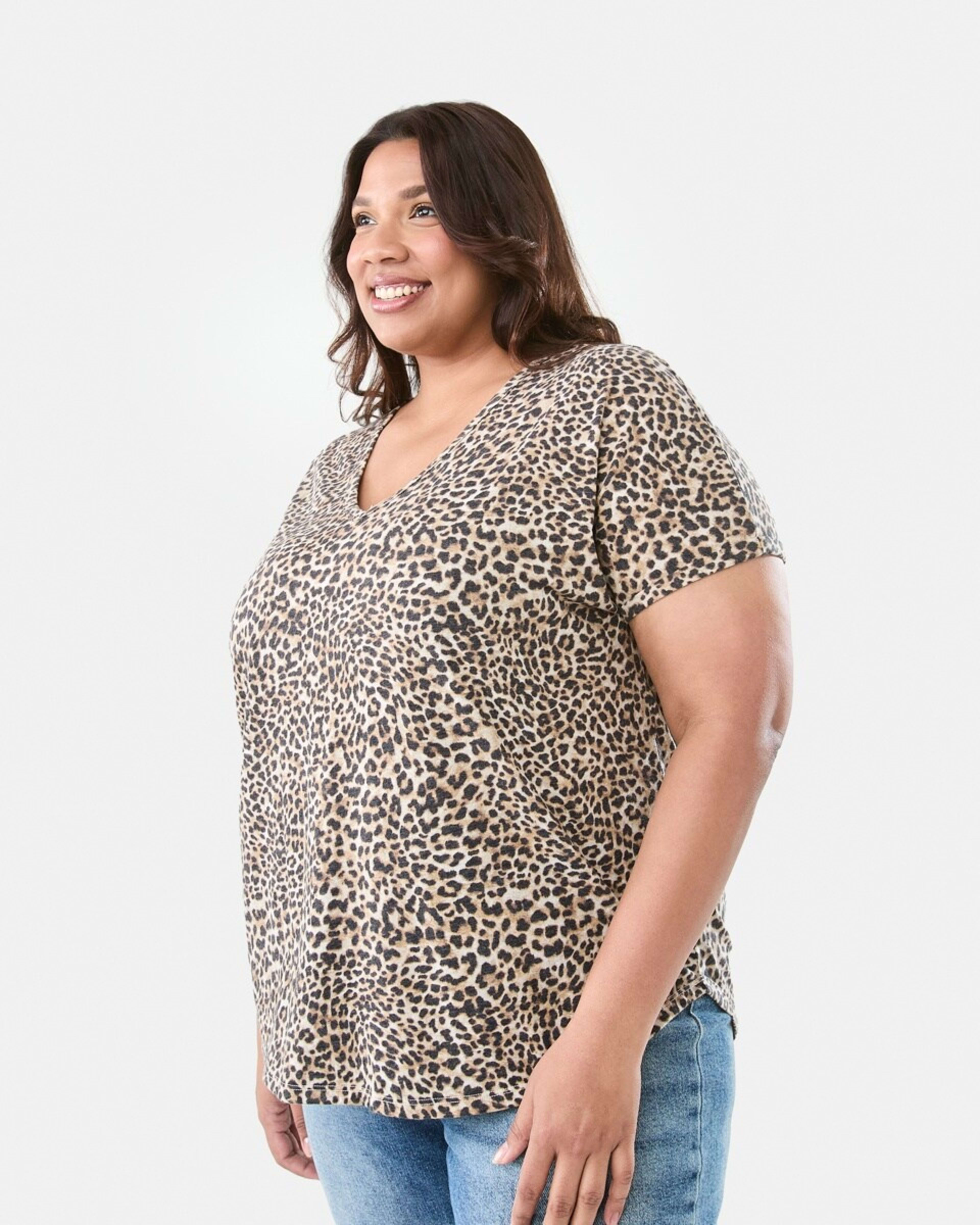 2 Curve Short Sleeve Print V-neck T-shirt Leopard Brown Coco, 2 of 5