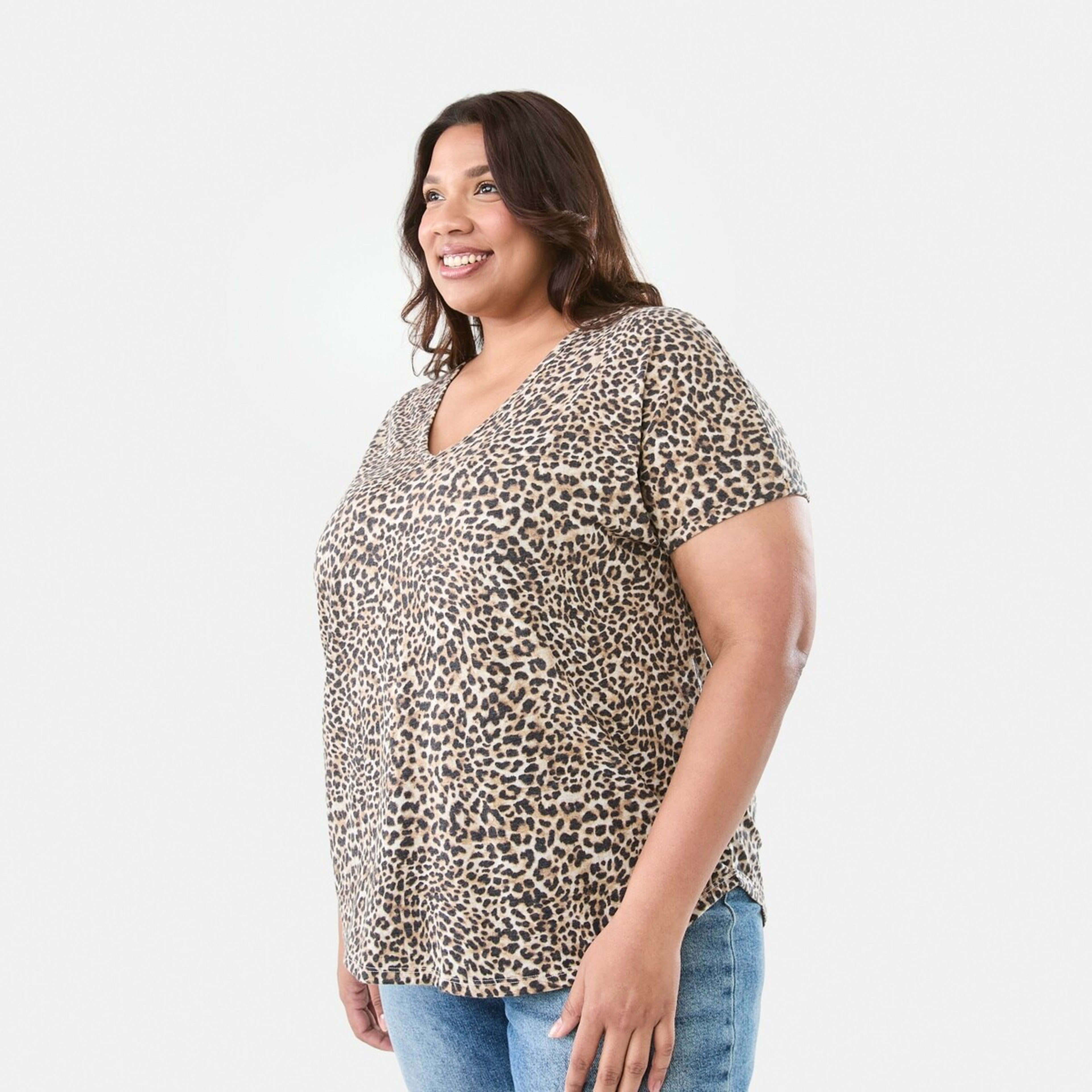 2 Curve Short Sleeve Print V-neck T-shirt Leopard Brown Coco, 2 of 5
