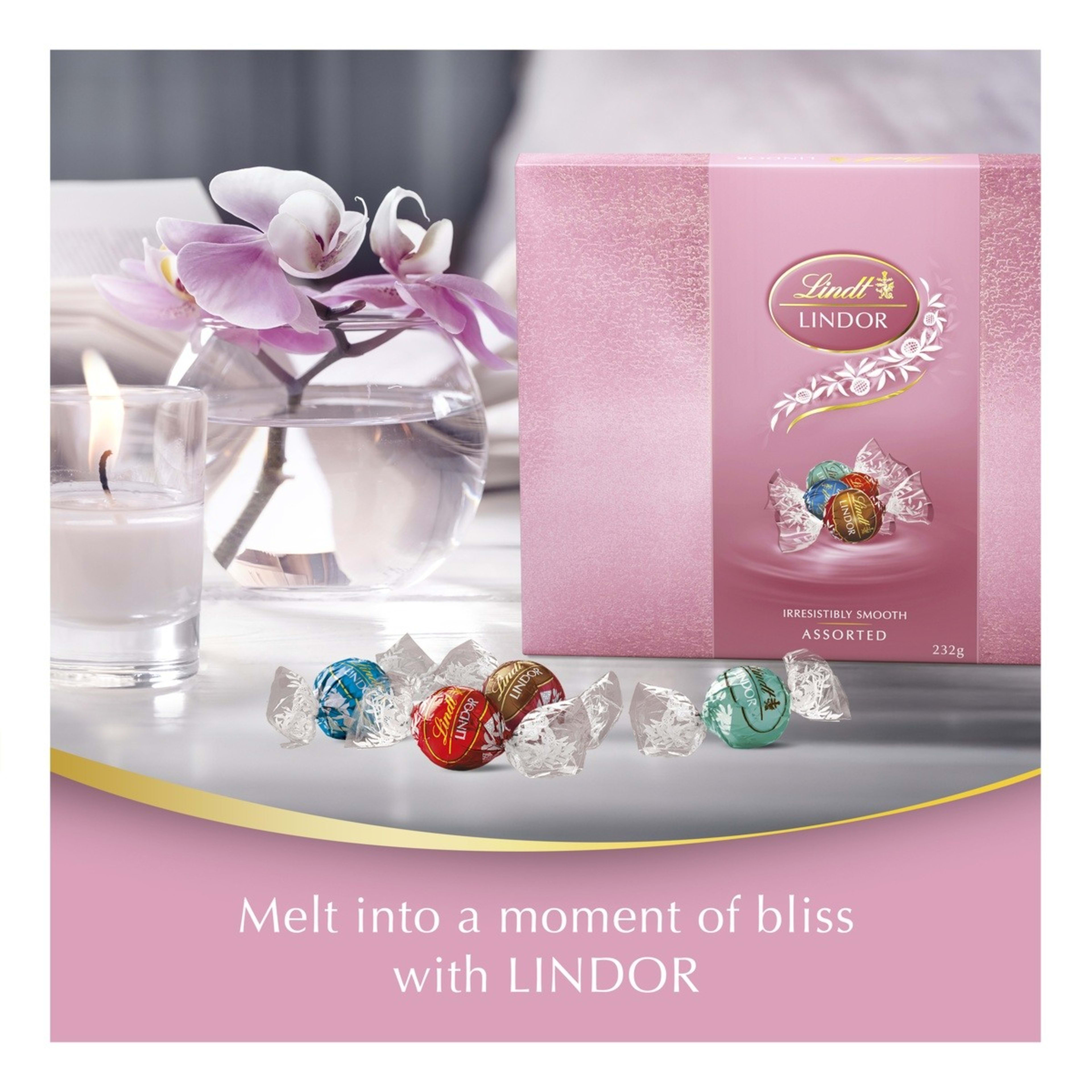 6 Lindt LINDOR Irresistibly Smooth Chocolate Gift Box 232g, 6 of 8