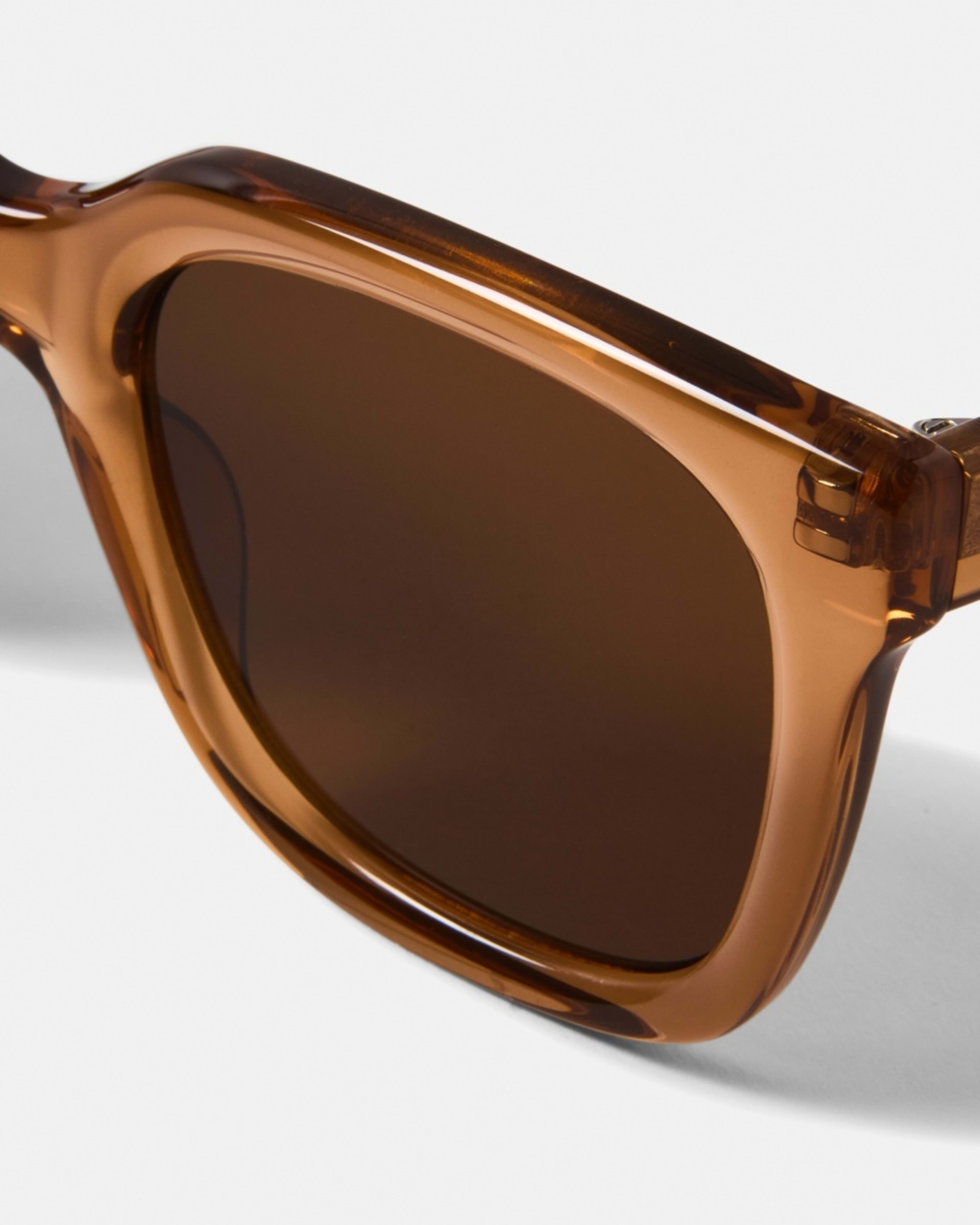 3 Womens D Frame Sunglasses TRANSLUCENT BROWN, 3 of 6
