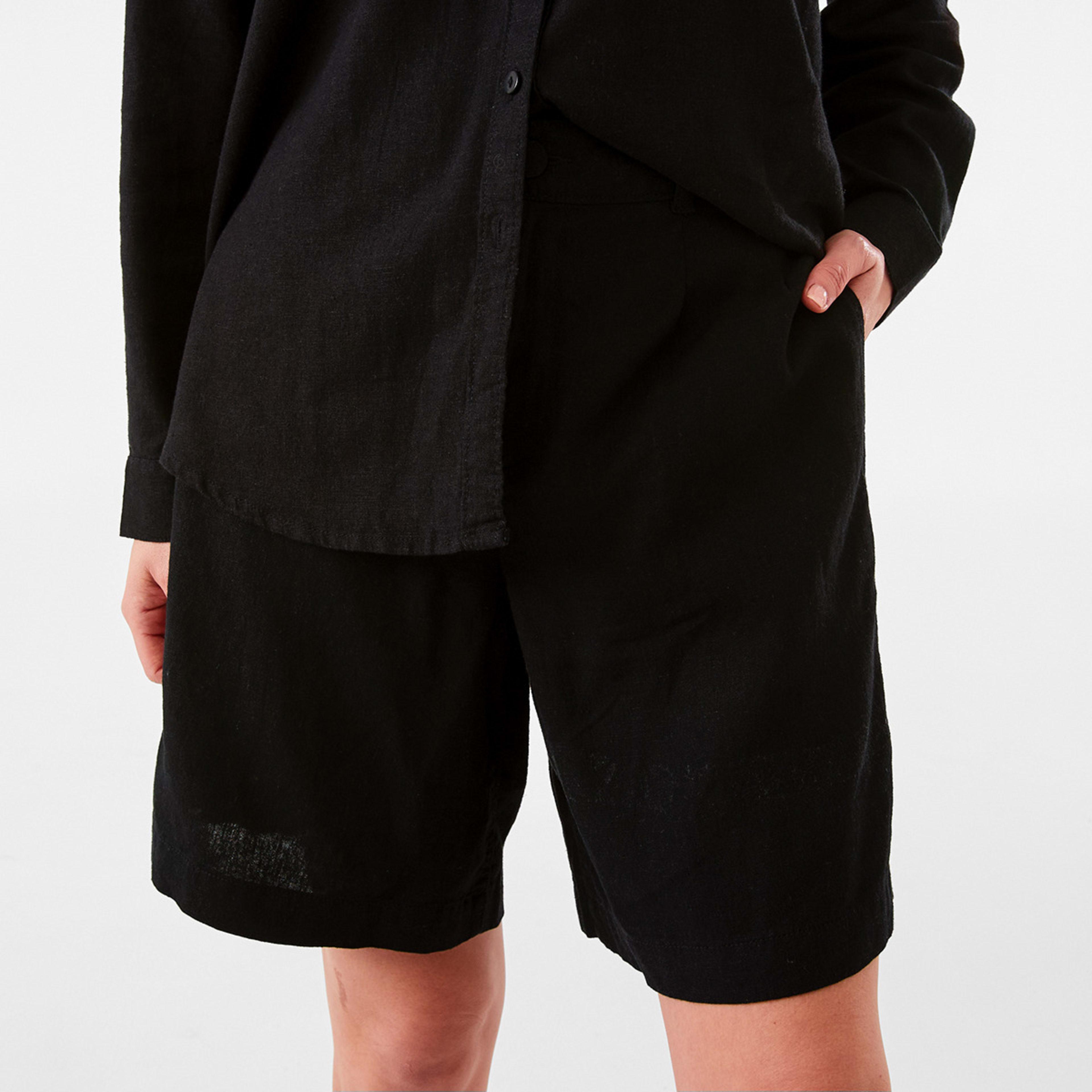 1 Linen Blend Bermuda Shorts Black, 1 of 8