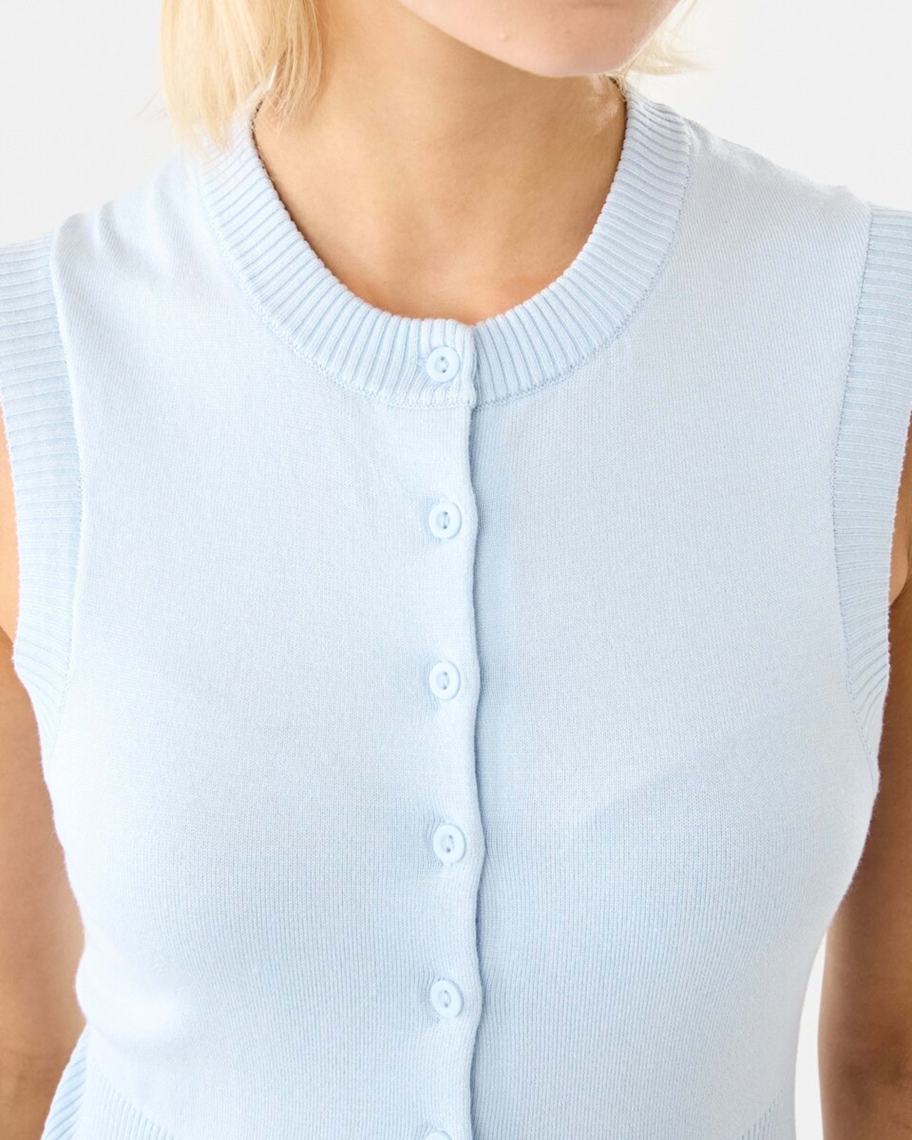 7 Sleeveless Fitted Vest Blu Skyway, 7 of 8