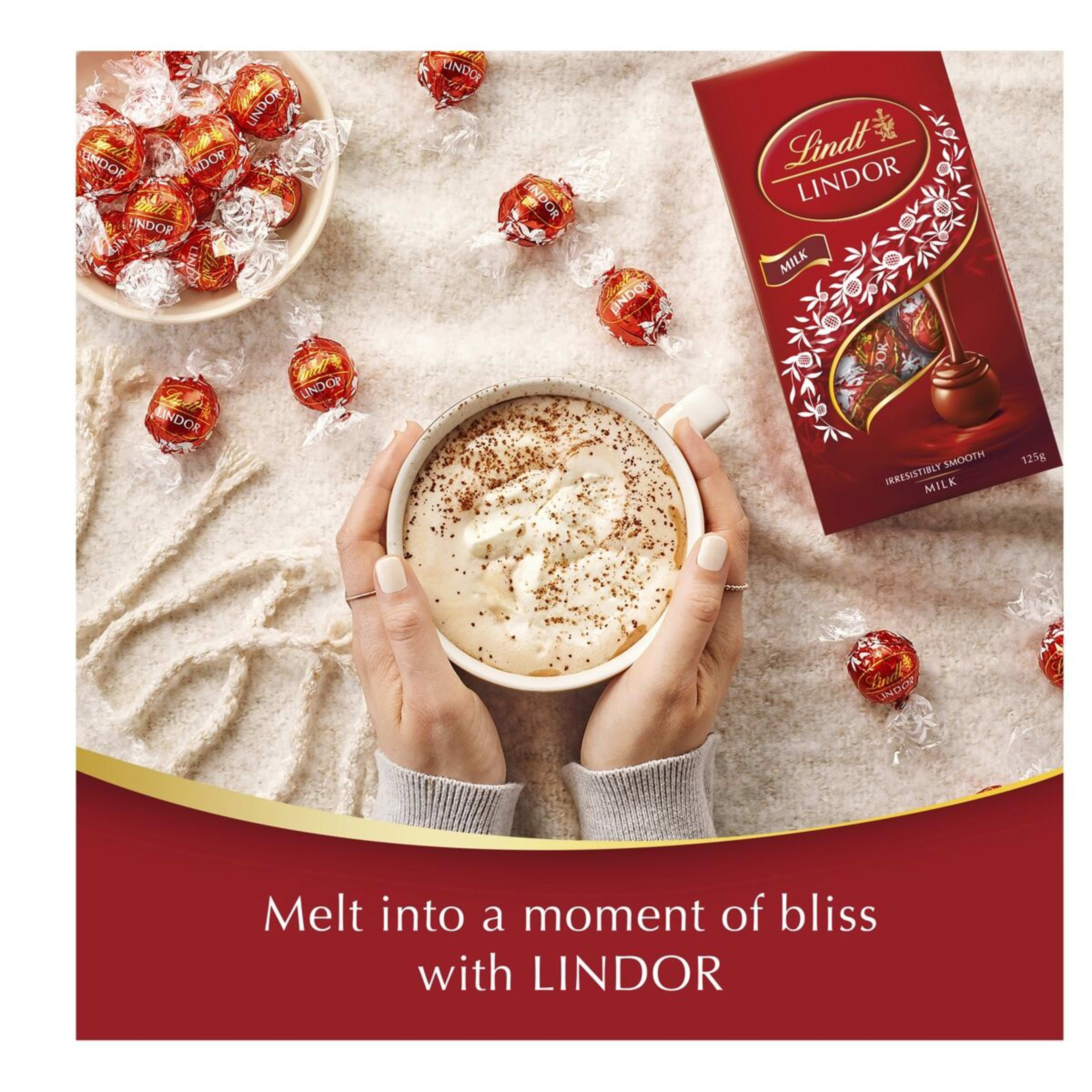 7 Lindt LINDOR Milk Chocolate Bag 125g, 7 of 9